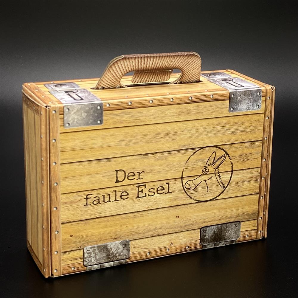 Spiel „Der faule Esel“ – in hochwertiger Geschenkverpackung aus Karton in Holzoptik.
Enthält 121 Plättchen und eine leicht verständliche Spielanleitung.
Perfektes Familienspiel für Kinder und Erwachsene gleichermaßen.
Tolles Geschenk für Geburtstage, Weihnachten oder gemütliche Spielabende.
Spaß, Unterhaltung und Spannung garantiert für die ganze Familie.