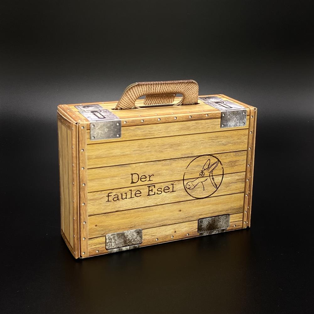 Spiel „Der faule Esel“ – in hochwertiger Geschenkverpackung aus Karton in Holzoptik.
Enthält 121 Plättchen und eine leicht verständliche Spielanleitung.
Perfektes Familienspiel für Kinder und Erwachsene gleichermaßen.
Tolles Geschenk für Geburtstage, Weihnachten oder gemütliche Spielabende.
Spaß, Unterhaltung und Spannung garantiert für die ganze Familie.