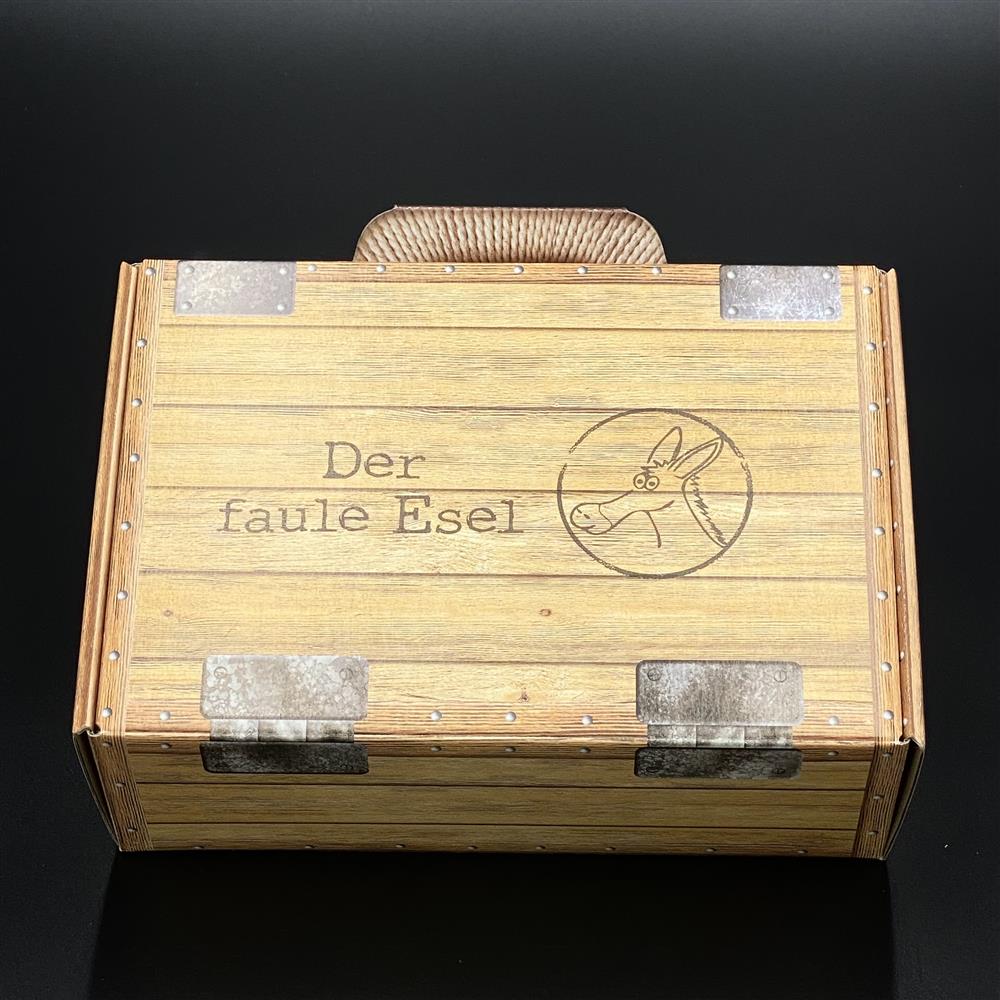 Der faule Esel – Familienspiel in edler Holzoptik-Geschenkverpackung.
Mit 121 Spielplättchen und klarer Anleitung für sofortigen Spielspaß.
Ideal für Kinder, Eltern und Großeltern, fördert Konzentration und Geschick.
Perfektes Geschenk zu jedem Anlass wie Geburtstag oder Feiertage.
Unterhaltsames Gesellschaftsspiel für drinnen und unterwegs.
