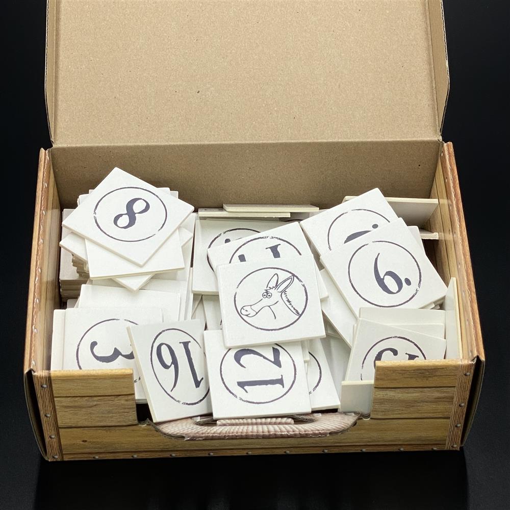 Der faule Esel – Familienspiel in edler Holzoptik-Geschenkverpackung.
Mit 121 Spielplättchen und klarer Anleitung für sofortigen Spielspaß.
Ideal für Kinder, Eltern und Großeltern, fördert Konzentration und Geschick.
Perfektes Geschenk zu jedem Anlass wie Geburtstag oder Feiertage.
Unterhaltsames Gesellschaftsspiel für drinnen und unterwegs.