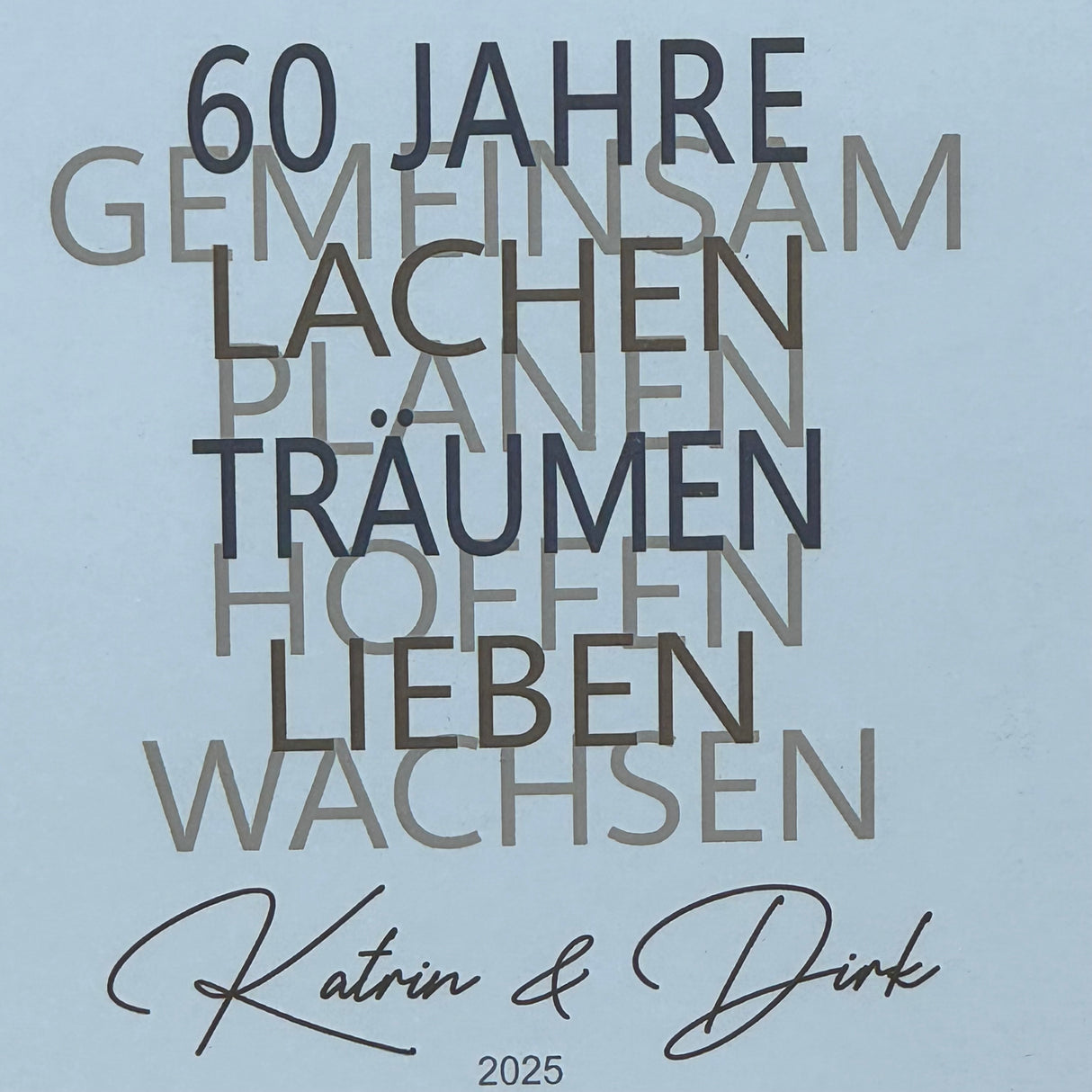 Zum 60. Hochzeitstag ist dieses Geschenkset eine wundervolle Erinnerung an gemeinsame Jahre. Es enthält einen handgefertigten Holzblock mit den Worten 60 Jahre, Lachen, Träumen, Lieben und Wachsen, personalisierbar mit Namen und Datum. Dazu ein Reagenzglas mit Holz-Zahl '60' für Geldgeschenke. Verpackt in einer liebevollen Geschenkbox mit dem Spruch „Der schönste Weg ist der Gemeinsame“ – perfekt für das Jubelpaar.