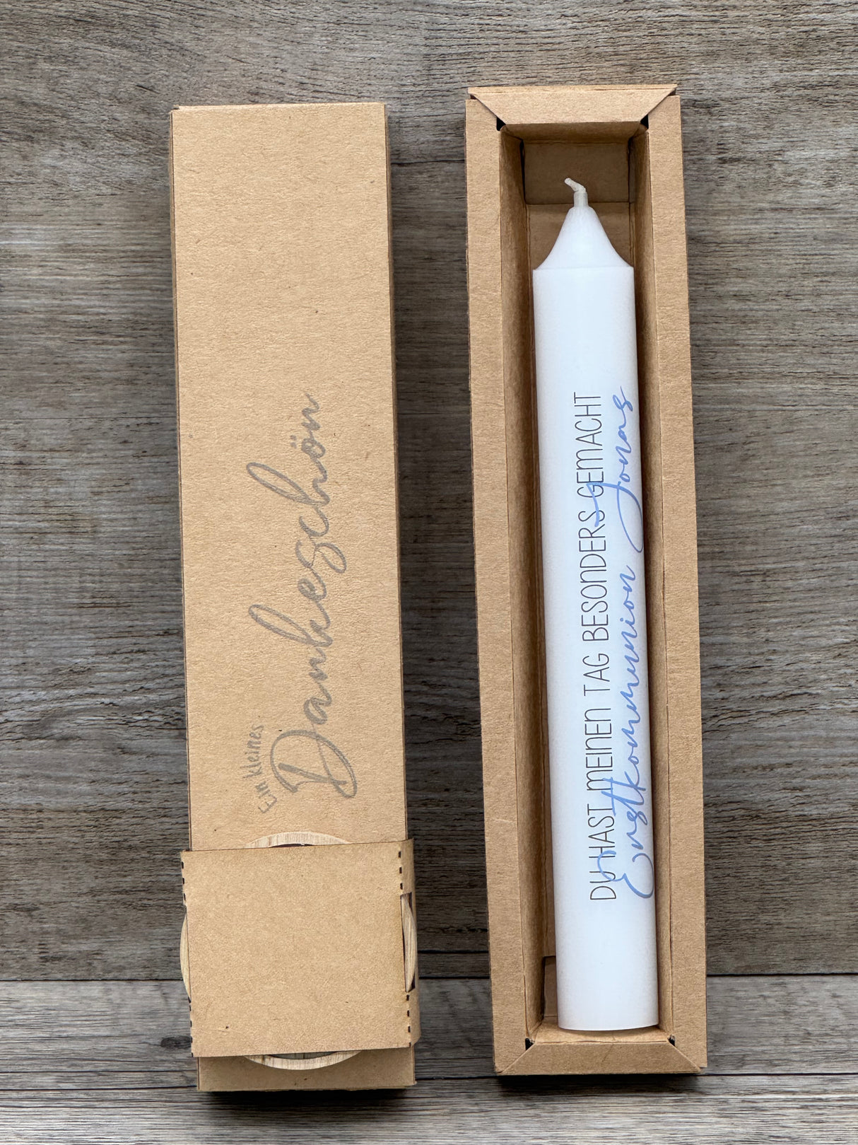 Diese Stabkerze zur Konfirmation ist ein liebevolles Dankeschön für Gäste, Paten oder Familienmitglieder – ideal als kleines Geschenk zur Erinnerung an den besonderen Tag. Der Aufdruck „Du hast meinen Tag besonders gemacht“ mit personalisiertem Namen in Blau macht die Kerze einzigartig. Optional mit Holzkerzenständer und Geschenkverpackung kombinierbar. Ein stilvolles, dekoratives Give-away voller Wertschätzung.