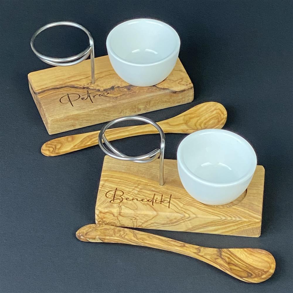 Personalisiertes Eierbecher-Set aus Olivenholz – ein stilvolles Geschenk zum Frühstück.
Ideal als Geschenk für Paare, Familie oder Freunde zu Ostern, Geburtstag oder Einzug.
Mit gravierten Wunschnamen – persönlich, hochwertig und einzigartig.
Perfekte Geschenkidee für Genießer, Frühstücksliebhaber und Designfans.
Liebevolles Wohn- und Küchengeschenk mit natürlichem Charme.