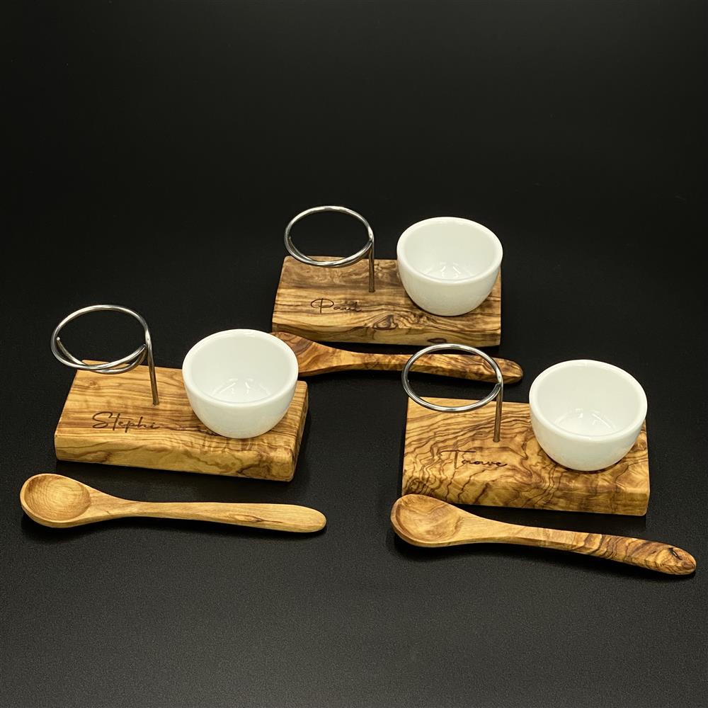 Personalisiertes 2er Eierbecher-Set – Geschenkidee mit Herz und Stil.
Ideal für Ostern, Muttertag, Vatertag oder als kleines Dankeschön.
Mit Namen graviert – ein persönliches Geschenk für Familie oder Freunde.
Natürlicher Look aus Olivenholz für ein gemütliches Frühstücksgefühl.
Besonderes Geschenk für Menschen, die Wert auf Details legen.