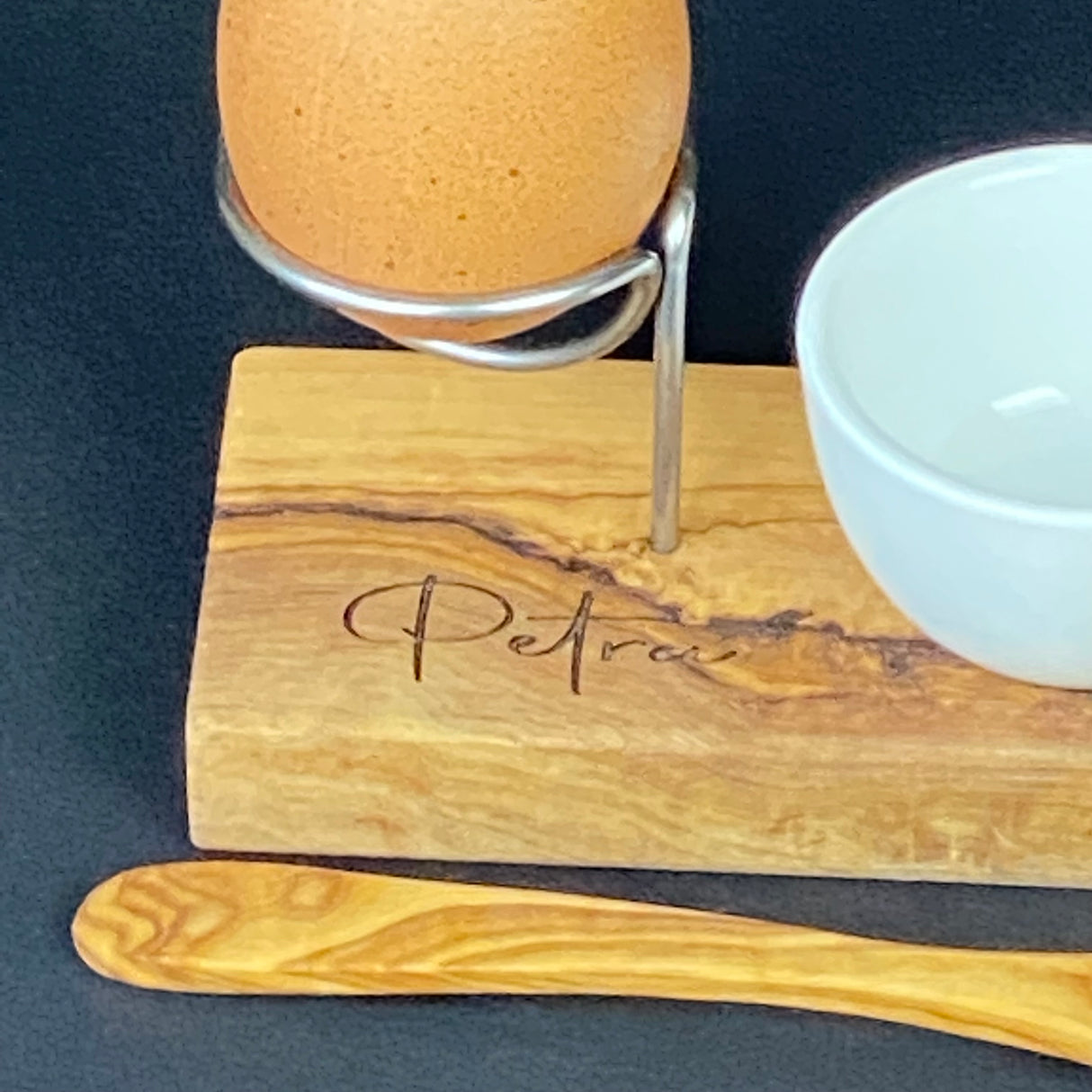Eierbecher-Set mit Olivenholz und Edelstahl – personalisiertes Geschenk mit Namen.
Wunderschönes Geschenk für Paare, Eltern oder Großeltern.
Ideal für Anlässe wie Ostern, Hochzeit, Einzug oder Jubiläum.
Natürliches Design trifft auf persönliche Gravur – zeitlos und edel.
Perfekt als individuelles Geschenk für Küche und Frühstückstisch.