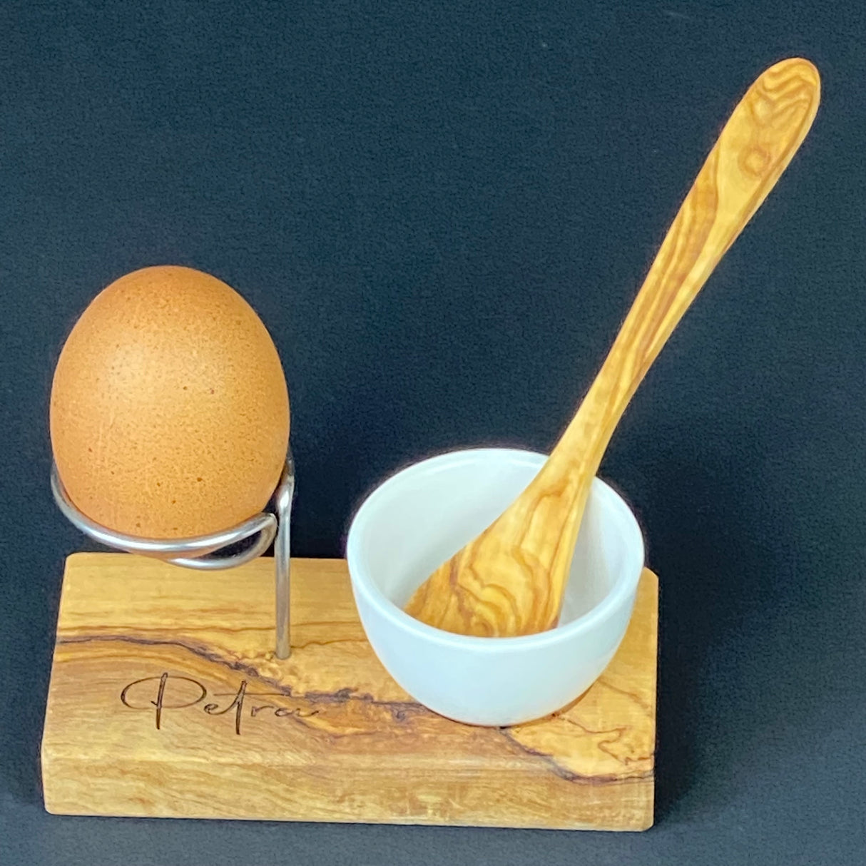 Personalisiertes Eierbecher-Set aus Olivenholz – ein stilvolles Geschenk zum Frühstück.
Ideal als Geschenk für Paare, Familie oder Freunde zu Ostern, Geburtstag oder Einzug.
Mit gravierten Wunschnamen – persönlich, hochwertig und einzigartig.
Perfekte Geschenkidee für Genießer, Frühstücksliebhaber und Designfans.
Liebevolles Wohn- und Küchengeschenk mit natürlichem Charme.