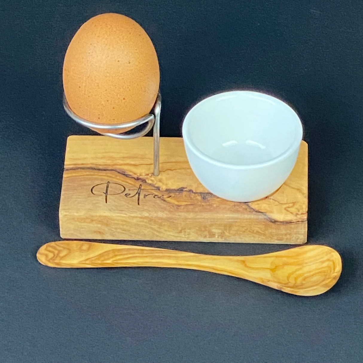 Eierbecher-Set mit Olivenholz und Edelstahl – personalisiertes Geschenk mit Namen.
Wunderschönes Geschenk für Paare, Eltern oder Großeltern.
Ideal für Anlässe wie Ostern, Hochzeit, Einzug oder Jubiläum.
Natürliches Design trifft auf persönliche Gravur – zeitlos und edel.
Perfekt als individuelles Geschenk für Küche und Frühstückstisch.