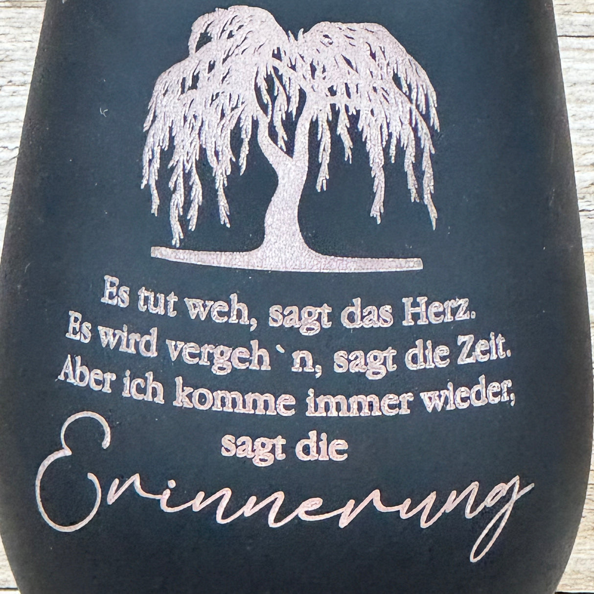 Deko Light „Erinnerung (Trauerweide)“ – ein liebevolles Geschenk für Trauernde. Das Glas-Windlicht mit bronzefarbener Innenseite und Lasergravur spendet warmes Licht und Trost. Ideal als Erinnerung an Verstorbene, für Anteilnahme oder als persönliches Trauergeschenk. Perfekt für Freunde, Familie oder Kollegen. Auf Wunsch personalisierbar mit Namen, Daten oder Koordinaten. Deko Light „Erinnerung (Trauerweide)“ – Trostspender und Geschenk zur Trauerbewältigung.
