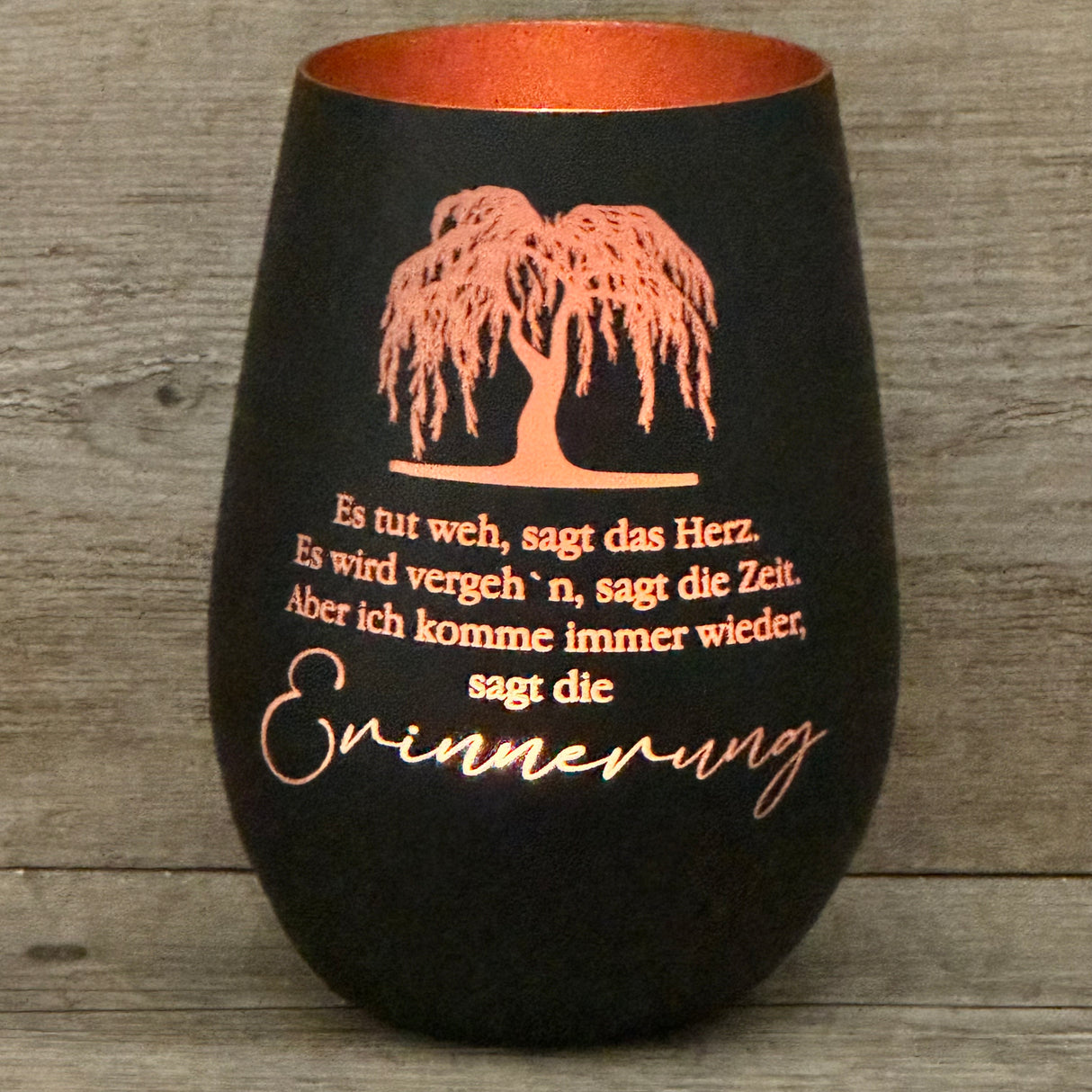 Verschenke dieses Deko Light „Erinnerung (Trauerweide)“ als einfühlsames Geschenk für Trauernde. Das Windlicht aus Glas mit Lasergravur und bronzefarbener Innenseite erzeugt stimmungsvolles Licht. Ideal als Geschenk zur Anteilnahme, als Erinnerungsstück oder Trostspender. Perfekt für Familie, Freunde oder Kollegen. Deko Light „Erinnerung (Trauerweide)“ – liebevolles Geschenk für Trauer und Erinnerung.