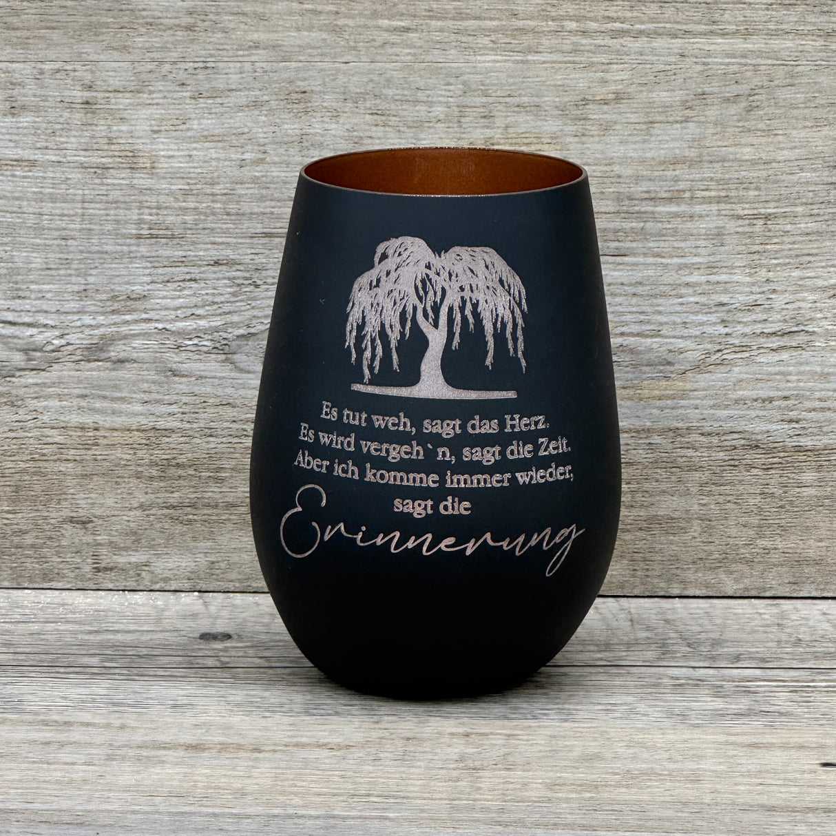 Deko Light „Erinnerung (Trauerweide)“ – ein Windlicht als besonderes Geschenk für Trauernde, Familie und Freunde. Die Lasergravur erinnert an geliebte Menschen, die bronzefarbene Innenseite spendet warmes, beruhigendes Licht. Ideal als Trauergeschenk, Erinnerungsstück oder Trostspender. Personalisierbar mit Namen, Daten oder Koordinaten. Deko Light „Erinnerung (Trauerweide)“ – einfühlsames Geschenk für Trost und Erinnerung.