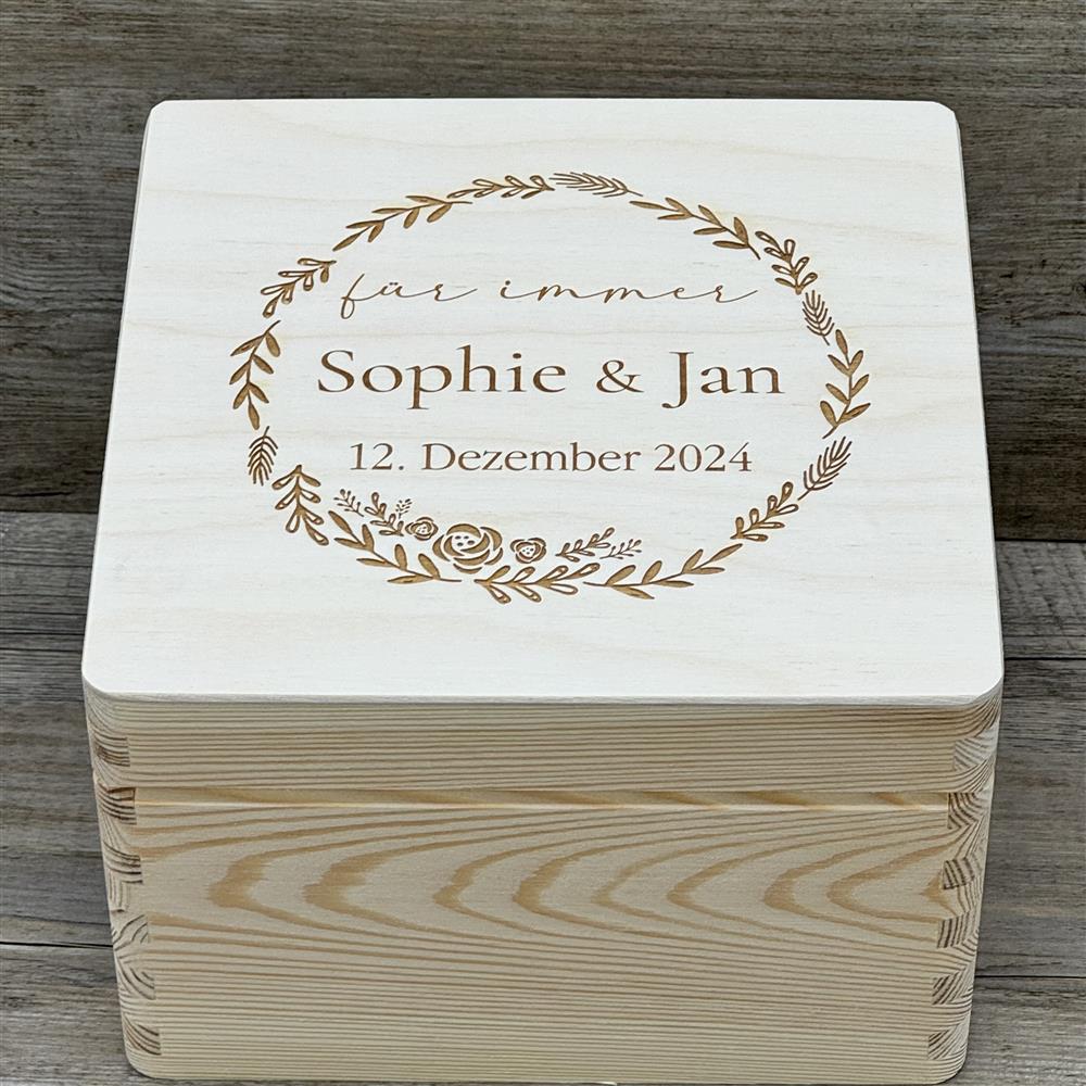 Die personalisierte Erinnerungsbox Hochzeit „Kranz“ aus hochwertigem Holz ist ein einzigartiges Geschenk für Brautpaare zur Hochzeit, Jahrestag oder Valentinstag. Mit Gravur von Namen und Hochzeitsdatum eignet sie sich perfekt zum Aufbewahren von Fotos, Karten oder Erinnerungsstücken und bleibt ein stilvolles Andenken an den besonderen Tag.