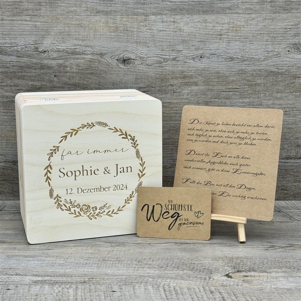 Erinnerungsbox Hochzeit "Kranz" - Die personalisierte Erinnerungsbox Hochzeit „Kranz“ aus hochwertigem Holz ist ein einzigartiges Geschenk für Brautpaare zur Hochzeit, Jahrestag oder Valentinstag. Mit Gravur von Namen und Hochzeitsdatum eignet sie sich perfekt zum Aufbewahren von Fotos, Karten oder Erinnerungsstücken und bleibt ein stilvolles Andenken an den besonderen Tag.