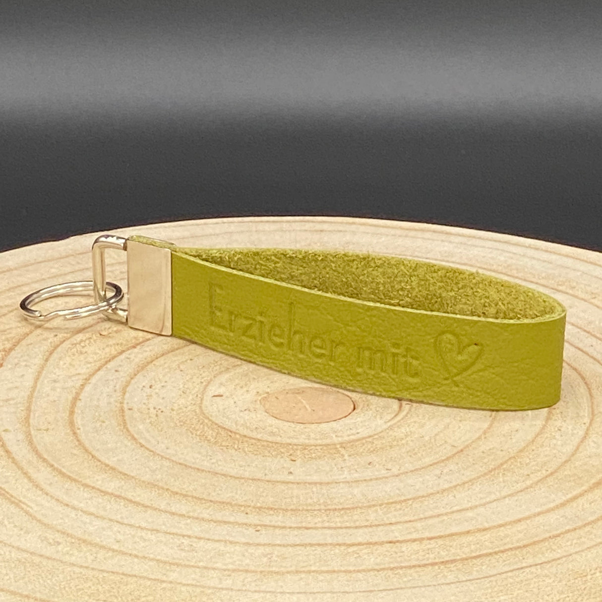 Personalisierbares Leder-Schlüsselband mit Aufschrift ‚Erzieherin mit Herz‘ – praktischer Schlüsselanhänger für Erzieherinnen.