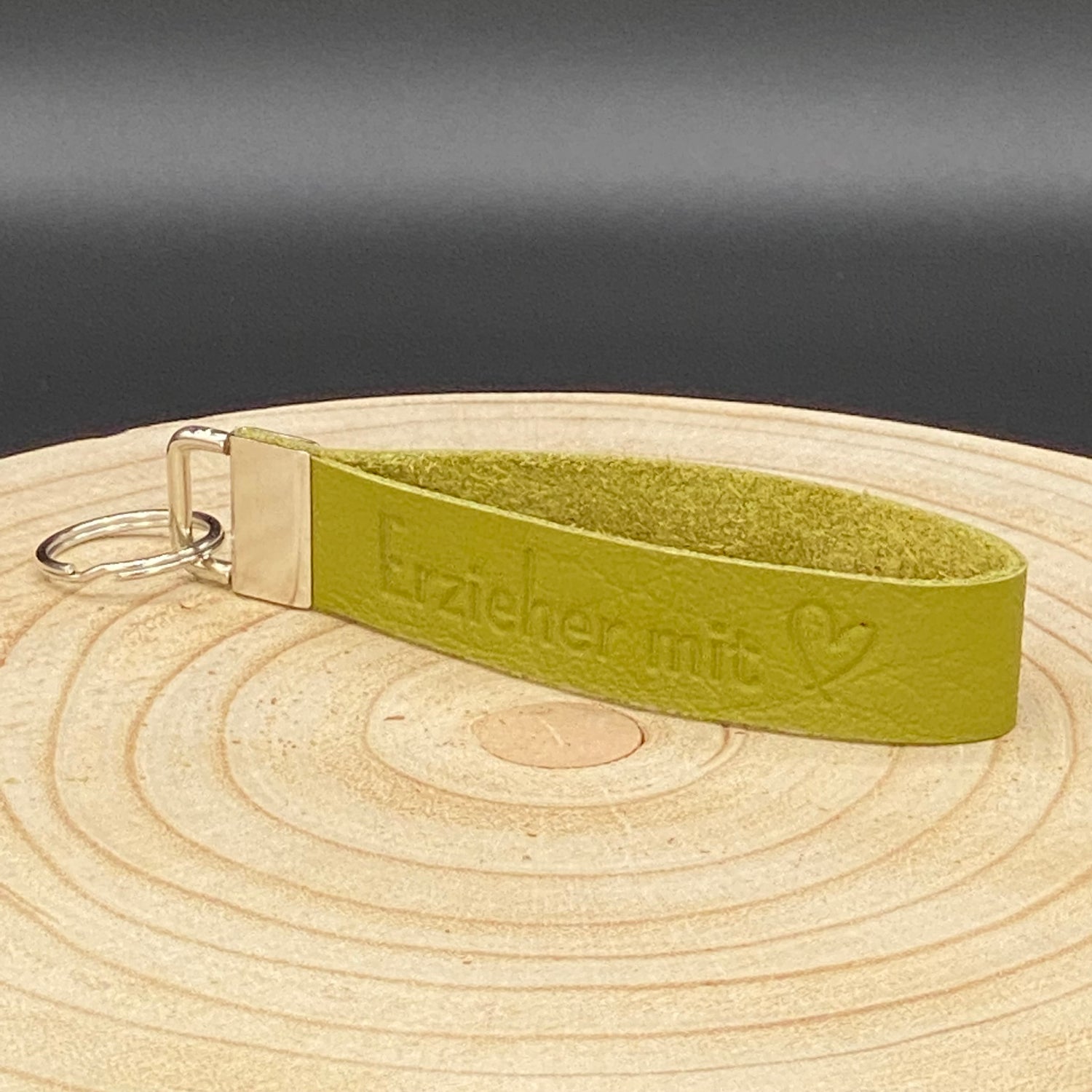 Personalisierbares Leder-Schlüsselband mit Aufschrift ‚Erzieherin mit Herz‘ – praktischer Schlüsselanhänger für Erzieherinnen.