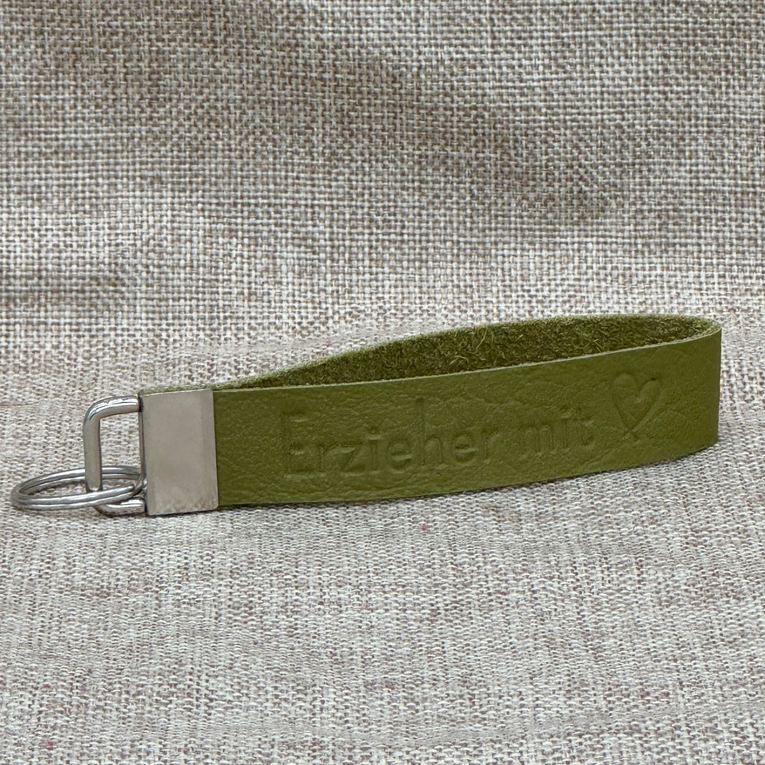 Geschenkidee für Erzieherinnen: Schlüsselband aus echtem Leder mit Herz-Prägung und Metallverschluss.