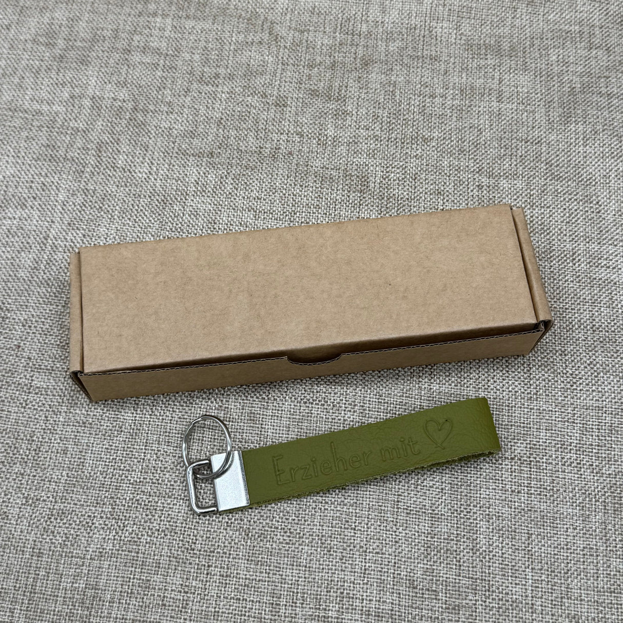 Handgefertigter Schlüsselanhänger aus Echtleder mit Blindprägung ‚Erzieherin mit Herz‘ – personalisierbares Geschenk zum Abschied.
