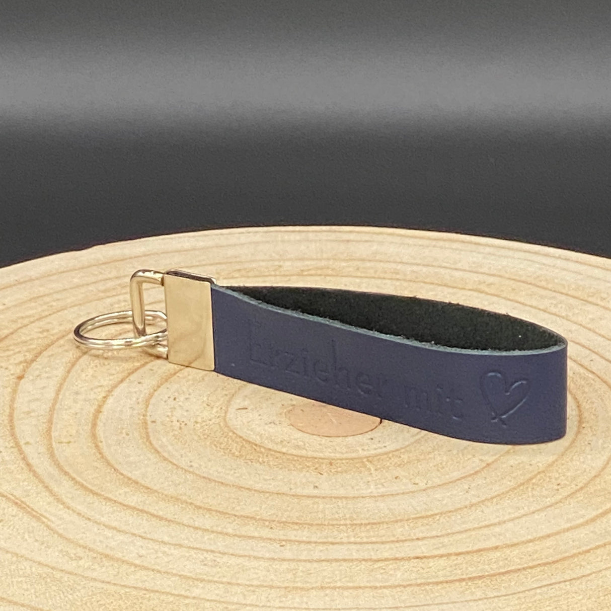 Geschenkidee für Erzieherinnen: Schlüsselband aus echtem Leder mit Herz-Prägung und Metallverschluss.