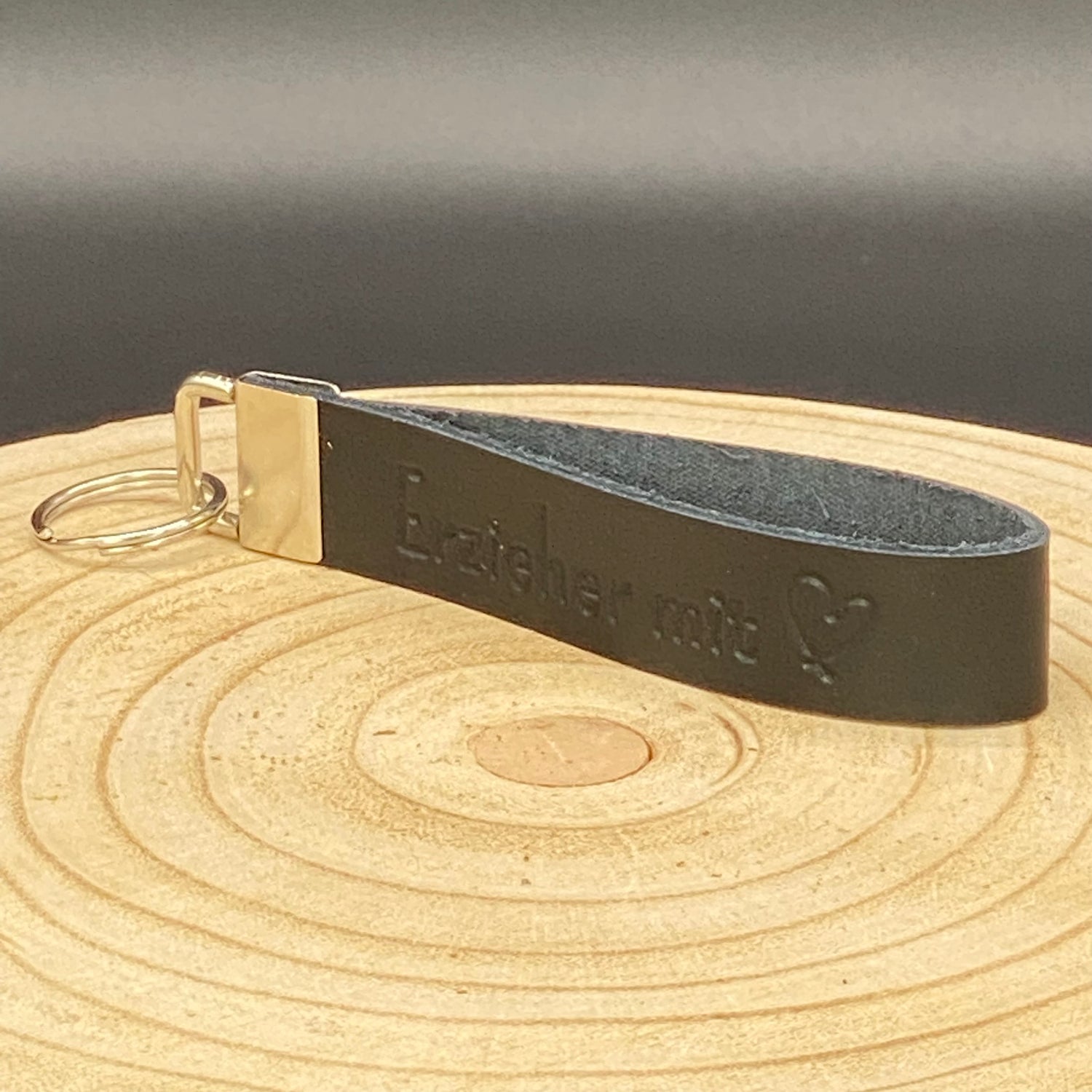 Geschenkidee für Erzieherinnen: Schlüsselband aus echtem Leder mit Herz-Prägung und Metallverschluss.