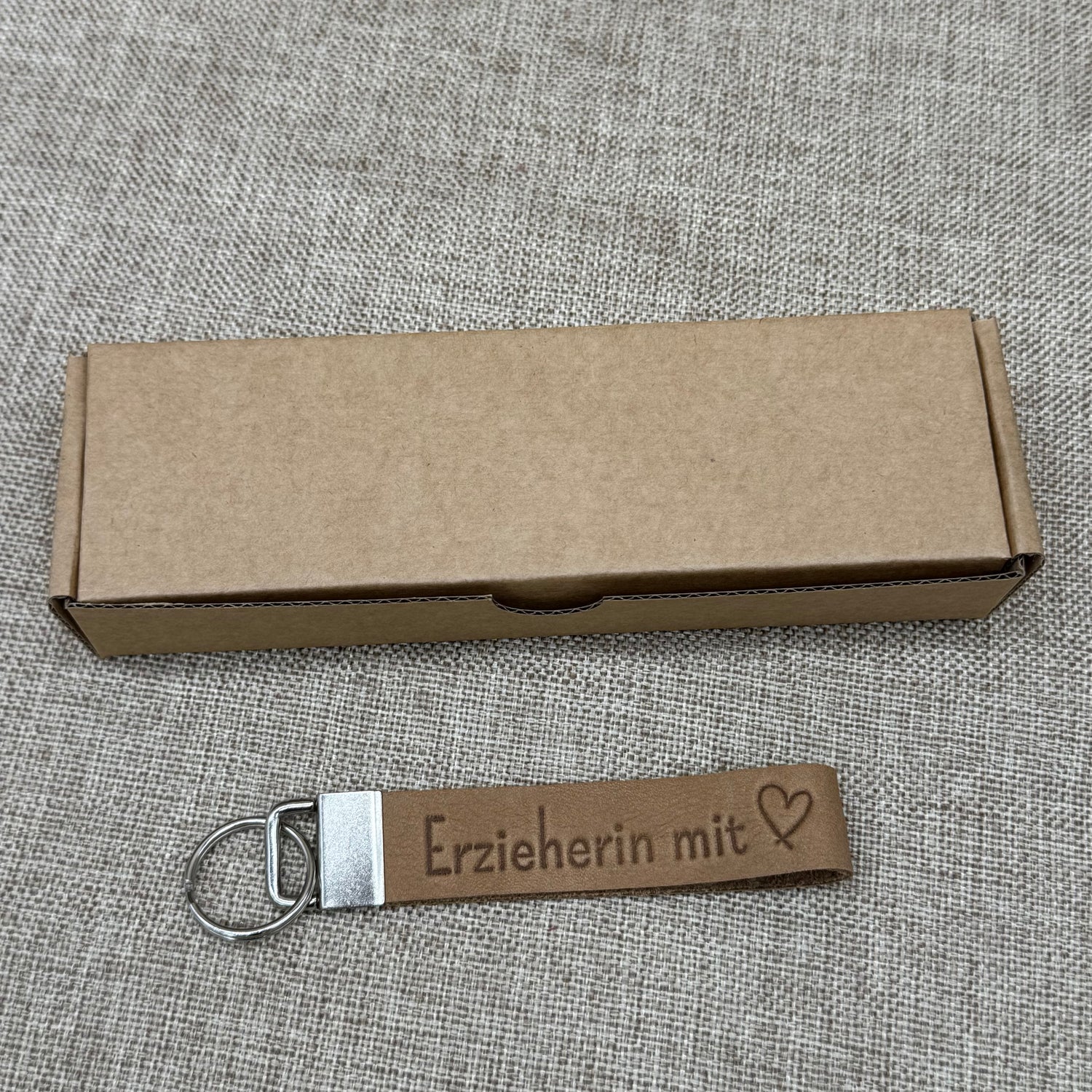 Edles Schlüsselband aus Leder in Hellbraun mit Herz-Prägung für Erzieherinnen – hochwertiges Dankeschön-Geschenk