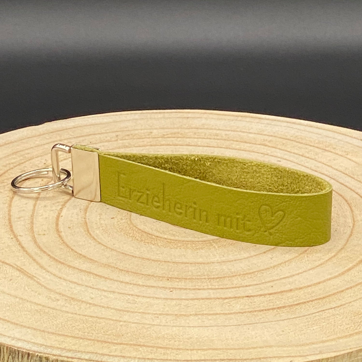 Edles Schlüsselband aus Leder in Grün mit Herz-Prägung für Erzieherinnen – hochwertiges Dankeschön-Geschenk