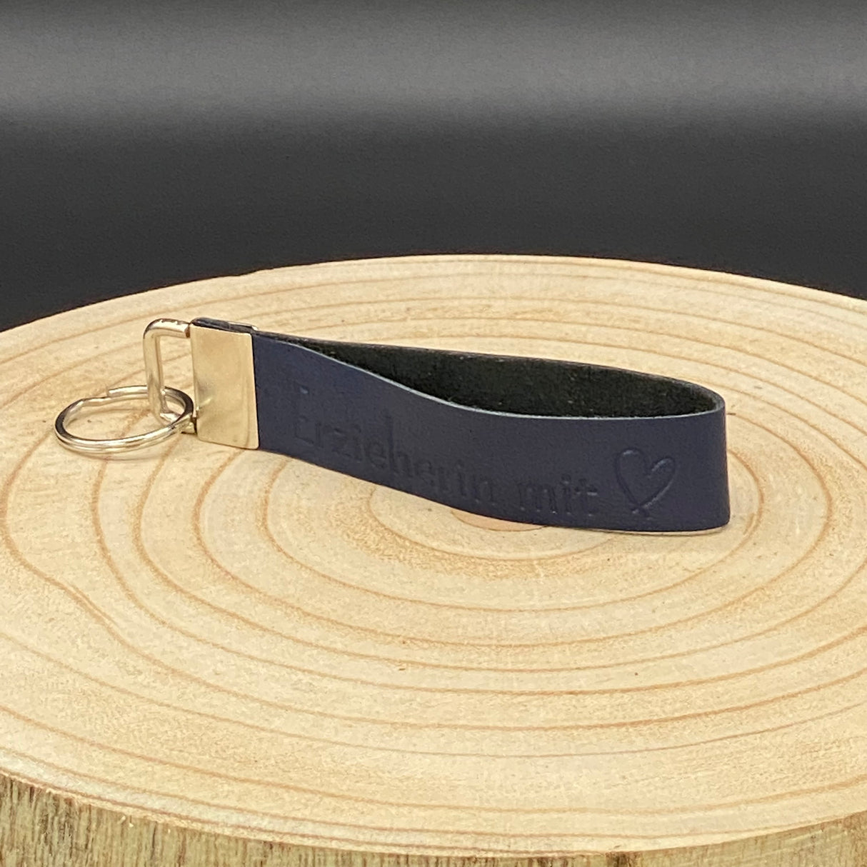 Edles Schlüsselband aus Leder in Marine mit Herz-Prägung für Erzieherinnen – hochwertiges Dankeschön-Geschenk