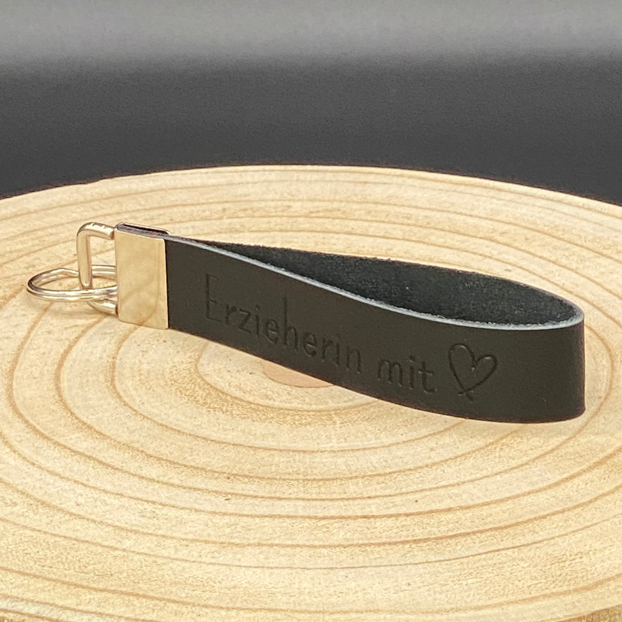 Edles Schlüsselband aus Leder in Schwarz mit Herz-Prägung für Erzieherinnen – hochwertiges Dankeschön-Geschenk