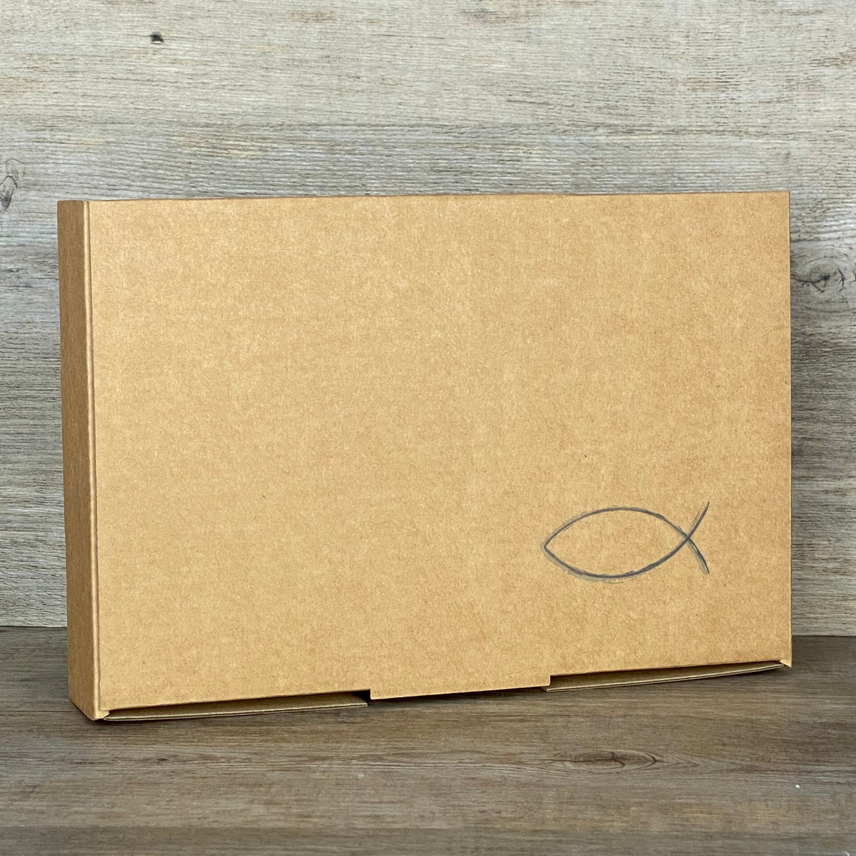 Dieses Konfirmationsgeschenkset kombiniert Symbolkraft und Individualität: Ein handgefertigter Wooden Block Art mit inspirierenden Worten sowie ein Reagenzglas mit dekorativem Fisch zur stilvollen Aufbewahrung von Geldgeschenken. Maße: Holzblock 15 x 15 x 2,2 cm, Reagenzglas ca. 13 x 2,5 cm. Verpackt in einer hochwertigen Geschenkbox mit christlichen Motiven, personalisierbar mit Namen – ein einzigartiges, nachhaltiges Präsent für diesen besonderen Tag.