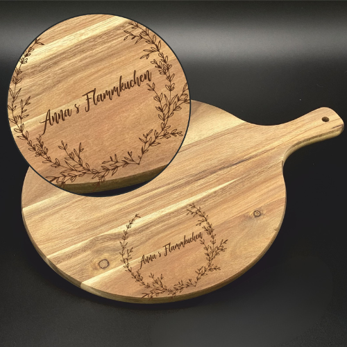 Ein liebevolles Geschenk für Freunde oder Paare: das runde Akazienholz-Pizzabrett mit personalisierter Lasergravur. Mit Namen oder witzigem Spruch wird es zu einem persönlichen Unikat. Optimal für Pizza, Flammkuchen oder Tapas, dekorativ und funktional zugleich. Die natürliche Maserung macht jedes Brett einzigartig. Perfekt für Geburtstage, Einzugspartys, Grillabende oder als originelle Aufmerksamkeit. Ein stilvolles und praktisches Küchenaccessoire.
