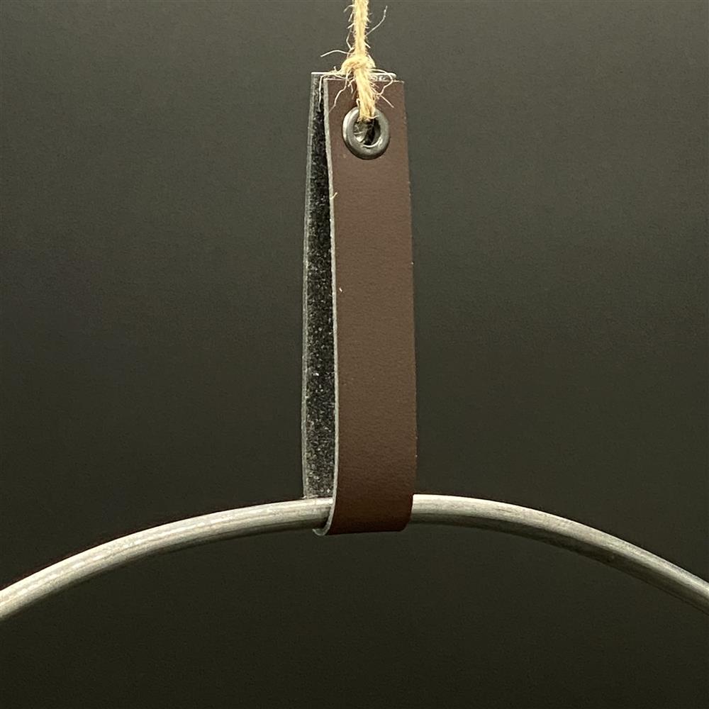 Lykkelig Leder-Aufhängung für Flower Hoops & Christmas Loops – schwarz, 20 x 2 cm.
Mit zwei Ösen für einfache Befestigung an Wand, Tür oder Fenster.
Stabil, langlebig und vielseitig einsetzbar für jede Dekoration.
Ideal für Floristen, DIY-Fans und kreative Wohnideen.
Verleiht deinen Dekorationen einen professionellen und stilvollen Look.