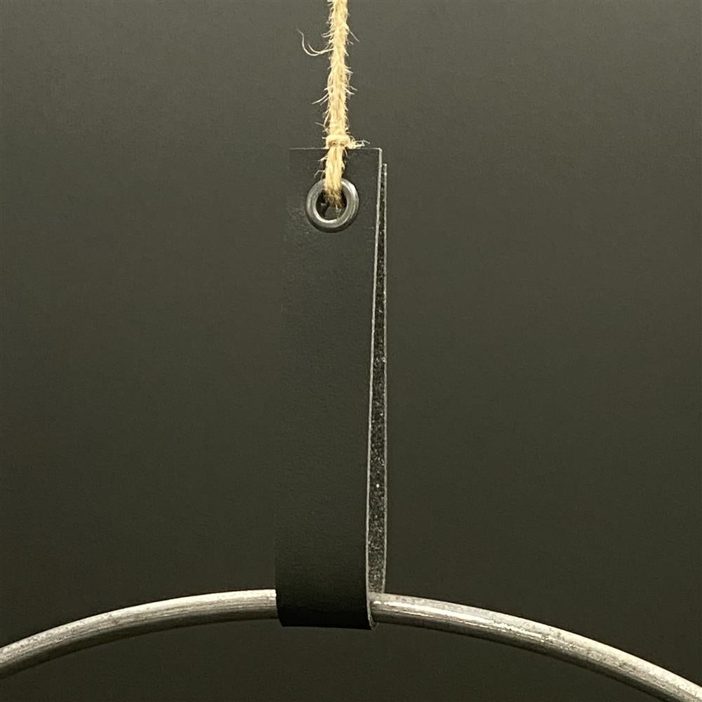 Lykkelig Flower Hoops Aufhängung aus hochwertigem Leder – perfekt für Flower Hoops oder Christmas Loops.
Maße: 20 cm x 2 cm, mit zwei stabilen Ösen für sicheren Halt.
Schwarzes Lederband – elegant, robust und vielseitig einsetzbar.
Ideale Lösung zum Aufhängen von Dekorationen an Wand, Tür oder Fenster.
Praktisches und stilvolles Accessoire für DIY-Projekte, Floristik oder saisonale Dekoration.