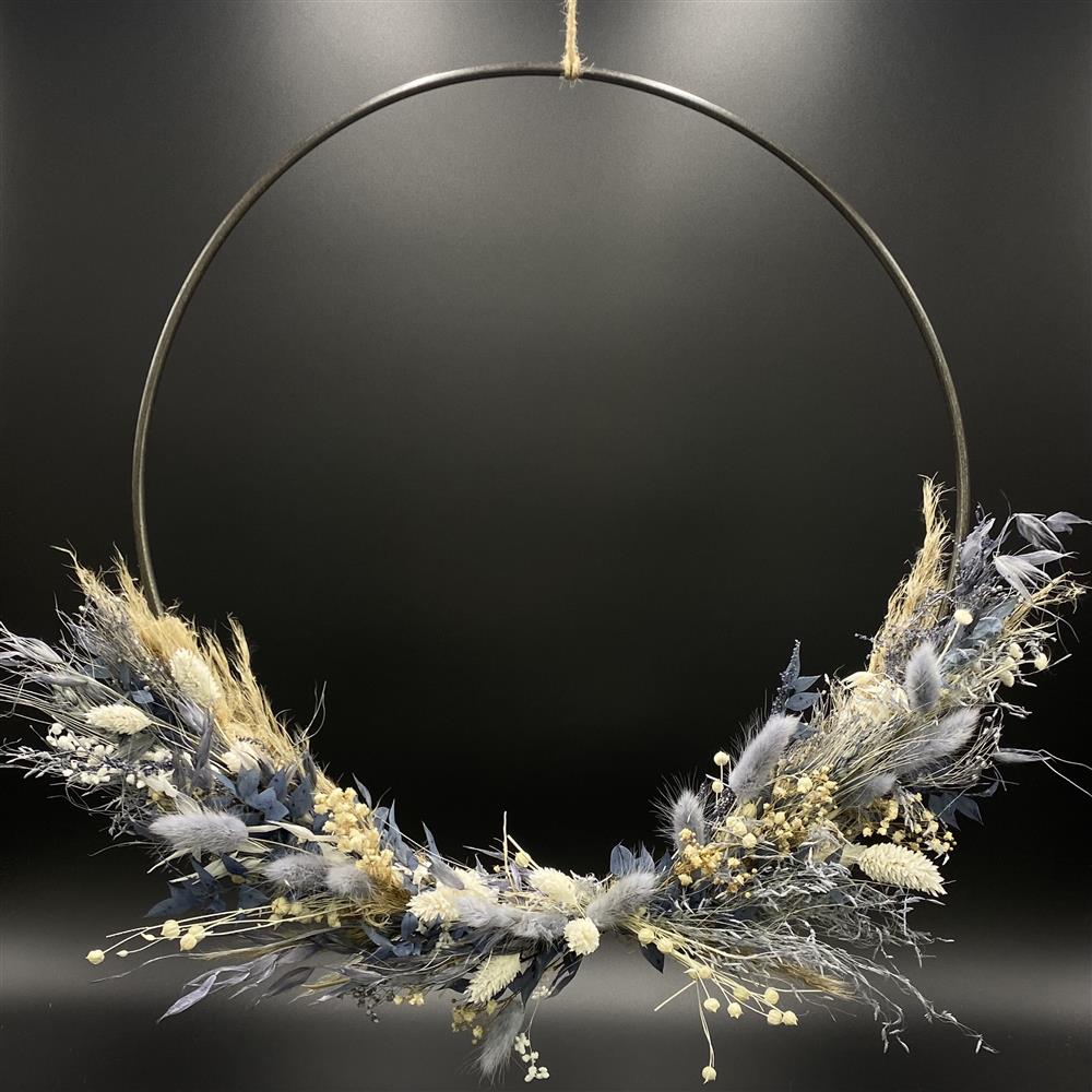 Deko Ring mit Trockenblumen – Metallring grau, 40 cm Durchmesser, Gesteck in Naturtönen.
Schöne Dekoration für Eingang, Wohnzimmer oder besondere Anlässe.
Jedes Stück einzigartig, da Trockenblumen Naturprodukte sind.
Ideales Geschenk für Blumenliebhaber, Familie und Freunde.
Natürliche, langlebige Dekoration für warme, einladende Wohnräume.