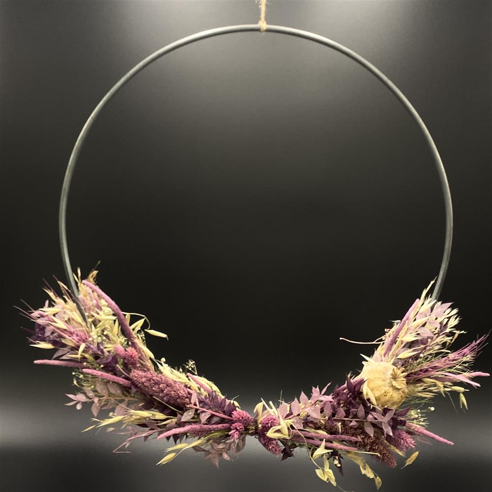 Deko Ring mit Blumengesteck – Metallring grau, Durchmesser 40 cm, mit Trockenblumen in Naturfarben.
Perfekte Frühlings- und Sommerdekoration für Zuhause, Tür oder Wand.
Einzigartiges Unikat durch Naturprodukt Trockenblumen – jede Deko ist individuell.
Tolles Geschenk für Familie, Freunde oder als besondere Wohnraumdekoration.
Bringt natürliche Eleganz und warme Atmosphäre in jeden Raum.