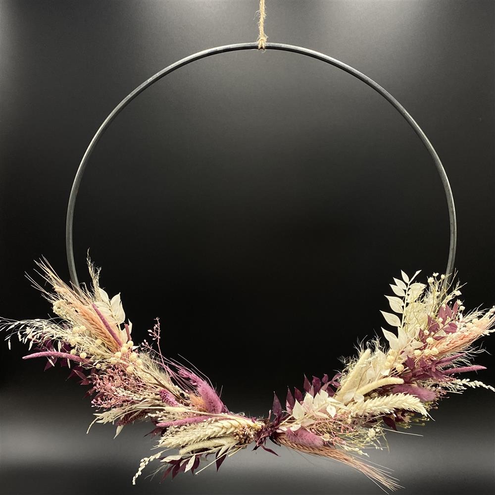Blumen Deko Ring – grauer Metallring (40 cm) mit liebevoll arrangiertem Trockenblumengesteck.
Ideal für Türkranz, Wanddeko oder festliche Wohnraumgestaltung.
Jeder Ring ist ein Unikat, da Trockenblumen in Form und Farbe variieren.
Wundervolles Geschenk für Naturfreunde, Familie und Freunde.
Verleiht jedem Zuhause eine natürliche und stilvolle Atmosphäre.