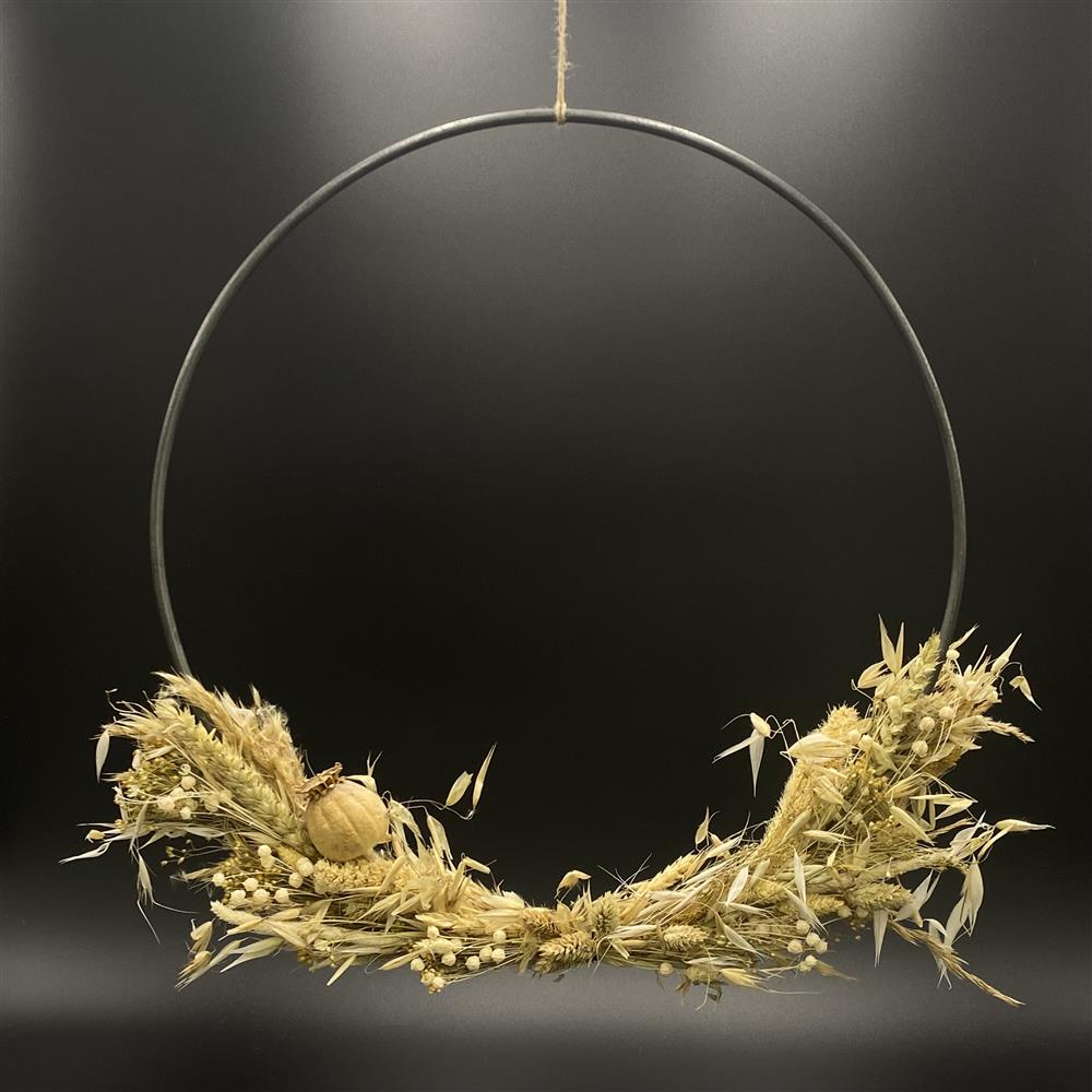 Deko Ring mit Blumengesteck – Metallring grau, Durchmesser 40 cm, mit Trockenblumen in Naturfarben.
Perfekte Frühlings- und Sommerdekoration für Zuhause, Tür oder Wand.
Einzigartiges Unikat durch Naturprodukt Trockenblumen – jede Deko ist individuell.
Tolles Geschenk für Familie, Freunde oder als besondere Wohnraumdekoration.
Bringt natürliche Eleganz und warme Atmosphäre in jeden Raum.