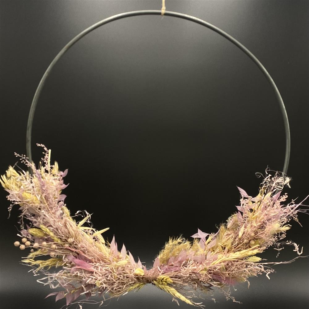 Deko Ring mit Blumengesteck – Metallring grau, Durchmesser 40 cm, mit Trockenblumen in Naturfarben.
Perfekte Frühlings- und Sommerdekoration für Zuhause, Tür oder Wand.
Einzigartiges Unikat durch Naturprodukt Trockenblumen – jede Deko ist individuell.
Tolles Geschenk für Familie, Freunde oder als besondere Wohnraumdekoration.
Bringt natürliche Eleganz und warme Atmosphäre in jeden Raum.