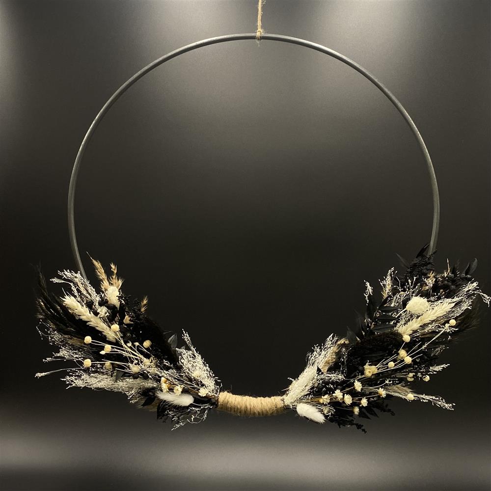 Deko Ring mit Trockenblumen – Metallring grau, 40 cm Durchmesser, Gesteck in Naturtönen.
Schöne Dekoration für Eingang, Wohnzimmer oder besondere Anlässe.
Jedes Stück einzigartig, da Trockenblumen Naturprodukte sind.
Ideales Geschenk für Blumenliebhaber, Familie und Freunde.
Natürliche, langlebige Dekoration für warme, einladende Wohnräume.