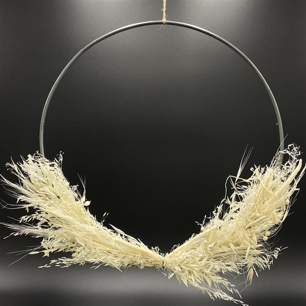 Blumen Deko Ring – grauer Metallring (40 cm) mit liebevoll arrangiertem Trockenblumengesteck.
Ideal für Türkranz, Wanddeko oder festliche Wohnraumgestaltung.
Jeder Ring ist ein Unikat, da Trockenblumen in Form und Farbe variieren.
Wundervolles Geschenk für Naturfreunde, Familie und Freunde.
Verleiht jedem Zuhause eine natürliche und stilvolle Atmosphäre.