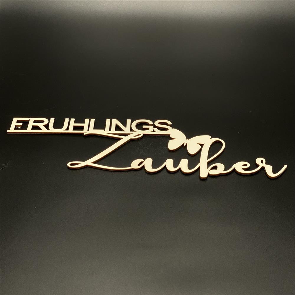 Dieser Holz-Schriftzug mit Magneten ist eine tolle Geschenkidee für Freundinnen, Geschwister oder Partner – perfekt zum Geburtstag, für den Sommer oder als kleine Aufmerksamkeit zwischendurch. Begriffe wie „hello summer“, „happy place“ oder „moingehtimmer“ sorgen für gute Laune. Die praktische Magnetaufhängung macht ihn ideal für Flower Hoops. Modern, verspielt und vielseitig kombinierbar. Ein Geschenk mit Herz und Stil.