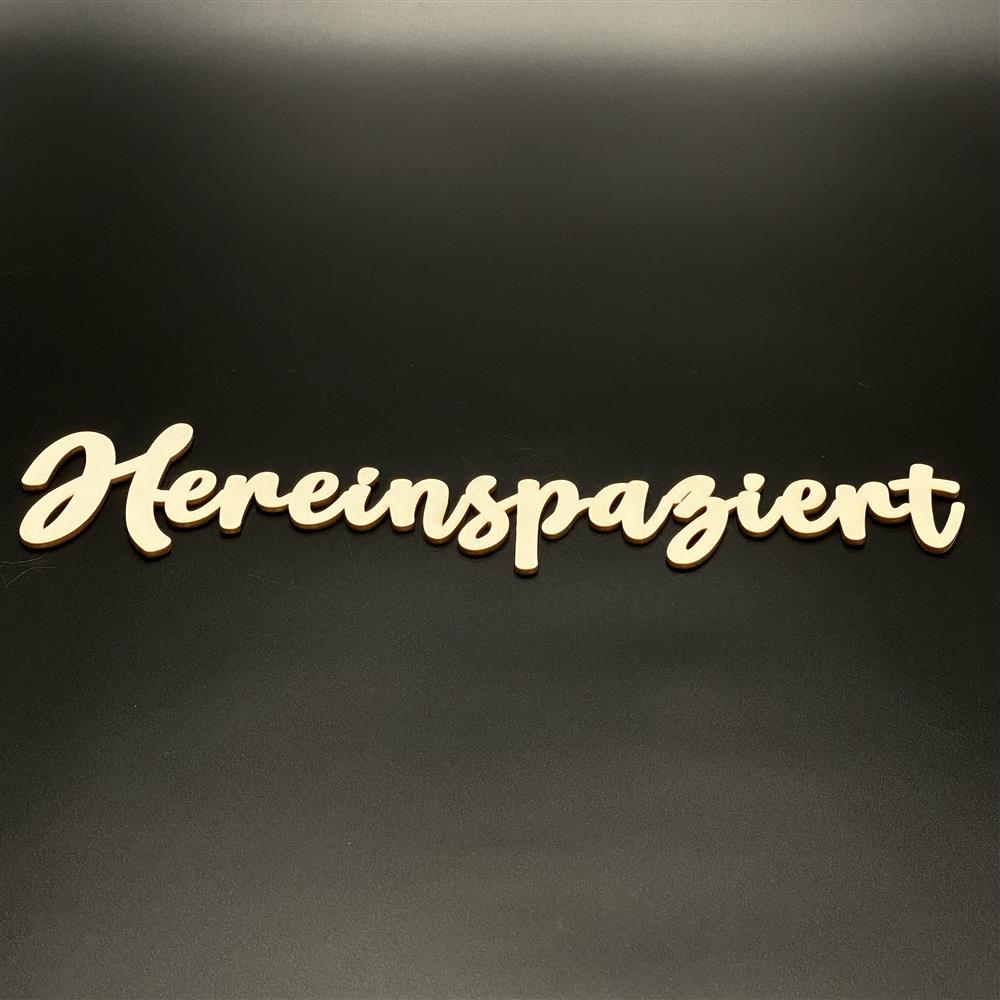Der dekorative Schriftzug aus Pappelholz eignet sich hervorragend als Geschenk für Ferienwohnungen, Unternehmen oder Kunden – zum Beispiel mit „Ankerplatz“ oder „home“. Die integrierten Magnete ermöglichen eine flexible Nutzung als Flower-Hoop-Aufhängung. Leicht, natürlich und zeitlos im Design passt er in viele Wohn- und Arbeitsbereiche. Ideal als Begrüßung, Sommerdeko oder kleines Dankeschön. Ein charmantes Geschenk mit maritimer oder moderner Botschaft.