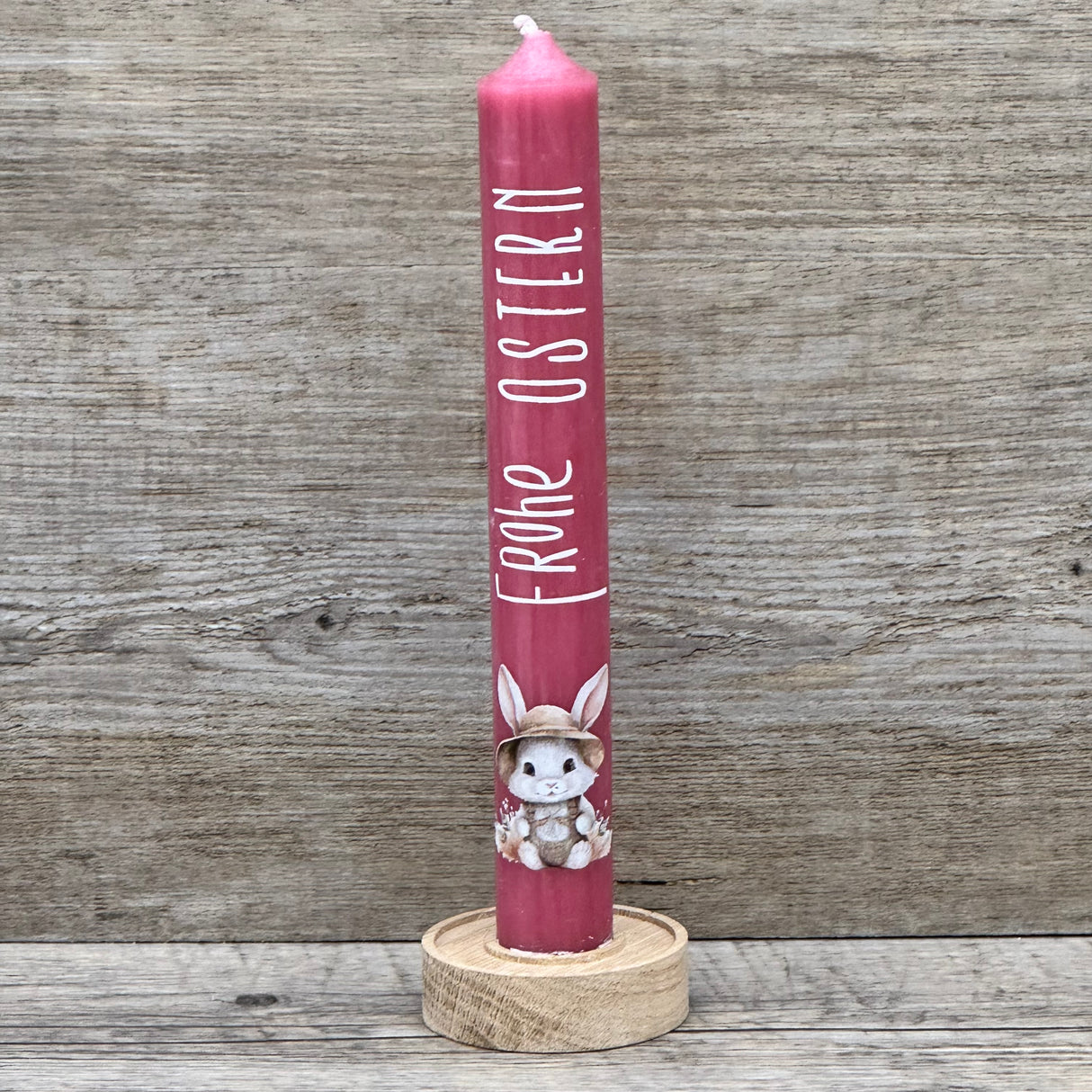 Die Stabkerze „Frohe Ostern“ ist eine charmante Geschenkidee für Großeltern, Freundinnen oder Paten – perfekt für Ostern oder als Mitbringsel für ein Osterfrühstück. Der fröhliche Osterhase auf der Kerze verbreitet festliche Stimmung, die optionale Geschenkverpackung macht sie präsentationsfertig. Mit Holzkerzenständer einsetzbar. Ein liebevolles, dekoratives Präsent, das Freude und Osterstimmung vereint.