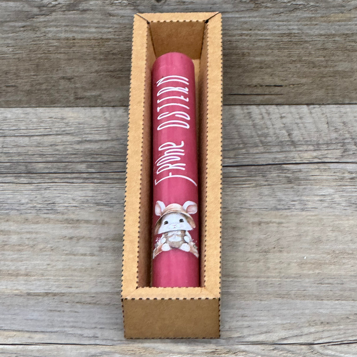 Die Stabkerze „Frohe Ostern“ ist eine charmante Geschenkidee für Großeltern, Freundinnen oder Paten – perfekt für Ostern oder als Mitbringsel für ein Osterfrühstück. Der fröhliche Osterhase auf der Kerze verbreitet festliche Stimmung, die optionale Geschenkverpackung macht sie präsentationsfertig. Mit Holzkerzenständer einsetzbar. Ein liebevolles, dekoratives Präsent, das Freude und Osterstimmung vereint.