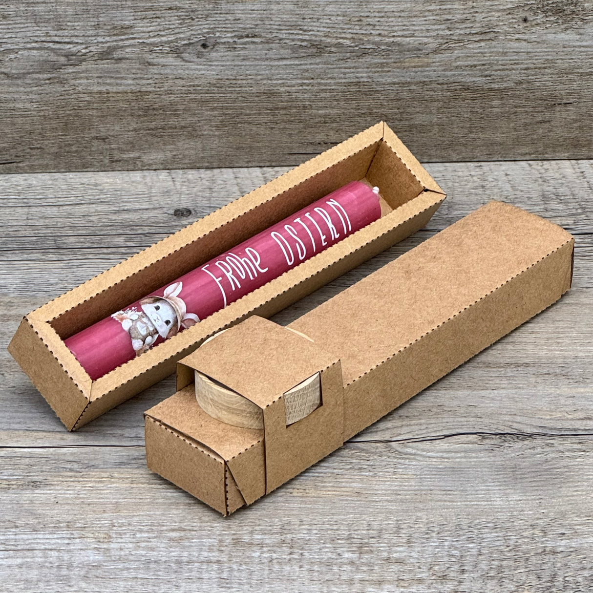 Die Stabkerze „Frohe Ostern“ ist eine charmante Geschenkidee für Großeltern, Freundinnen oder Paten – perfekt für Ostern oder als Mitbringsel für ein Osterfrühstück. Der fröhliche Osterhase auf der Kerze verbreitet festliche Stimmung, die optionale Geschenkverpackung macht sie präsentationsfertig. Mit Holzkerzenständer einsetzbar. Ein liebevolles, dekoratives Präsent, das Freude und Osterstimmung vereint.