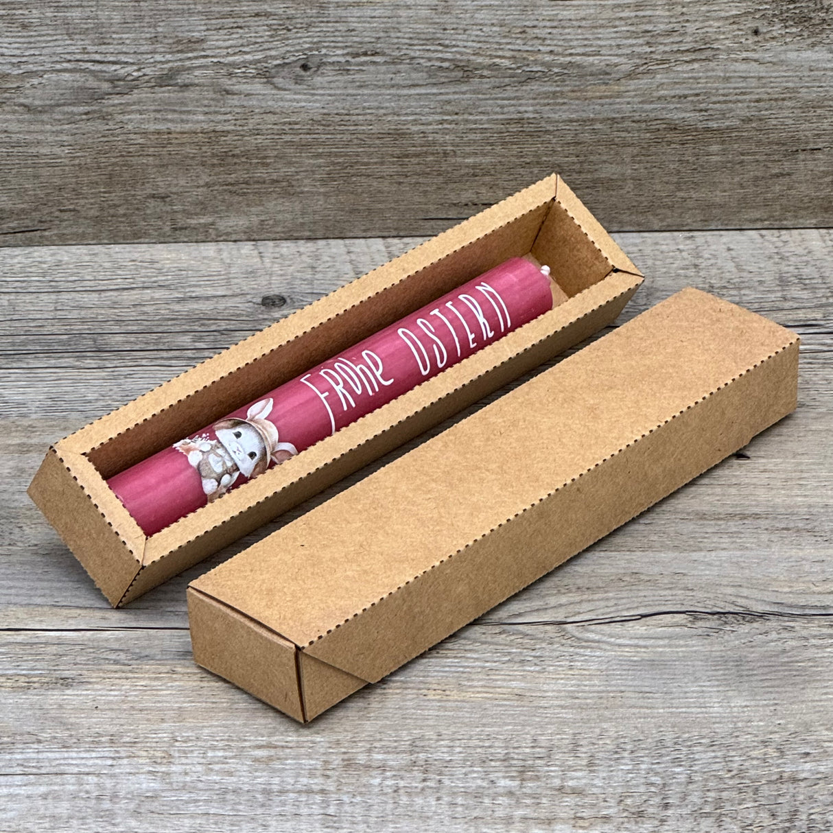 Dieses stilvolle Kerzenpräsent eignet sich auch hervorragend als Firmengeschenk oder Oster-Mitbringsel für Kollegen, Mitarbeiter oder Geschäftspartner. Die Stabkerze mit Osterhasenmotiv und Schriftzug „Frohe Ostern“ sorgt für festliche Atmosphäre. Optional mit Holzkerzenständer und Geschenkverpackung kombinierbar. Dekorativ, hochwertig und liebevoll. Ein stimmungsvolles Geschenk, das Wertschätzung und Freude zum Osterfest ausdrückt.
