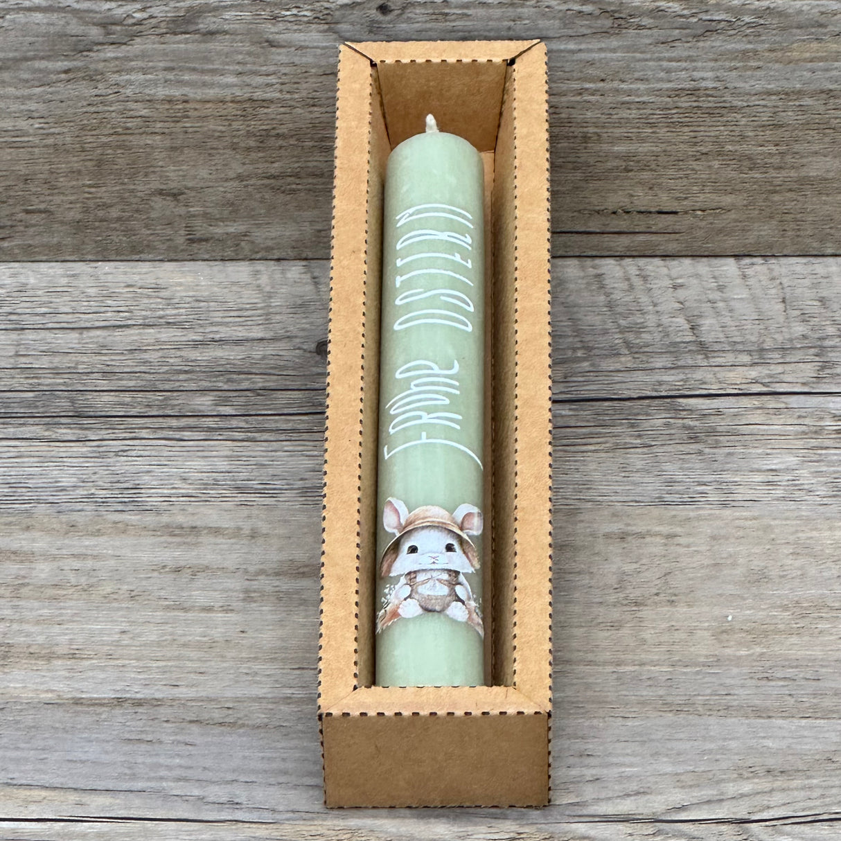 Die Stabkerze „Frohe Ostern“ ist eine charmante Geschenkidee für Großeltern, Freundinnen oder Paten – perfekt für Ostern oder als Mitbringsel für ein Osterfrühstück. Der fröhliche Osterhase auf der Kerze verbreitet festliche Stimmung, die optionale Geschenkverpackung macht sie präsentationsfertig. Mit Holzkerzenständer einsetzbar. Ein liebevolles, dekoratives Präsent, das Freude und Osterstimmung vereint.