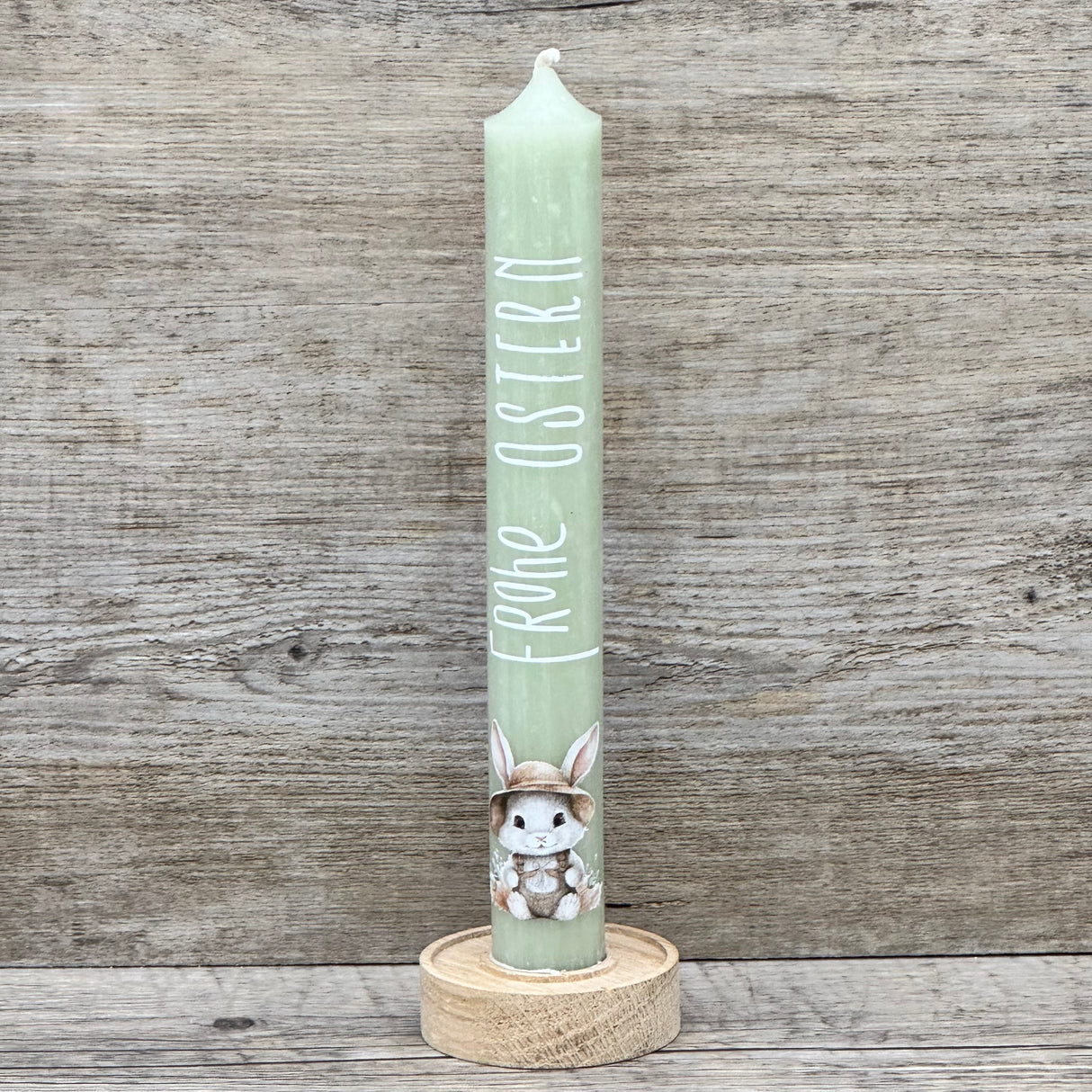 Die Stabkerze „Frohe Ostern“ ist eine charmante Geschenkidee für Großeltern, Freundinnen oder Paten – perfekt für Ostern oder als Mitbringsel für ein Osterfrühstück. Der fröhliche Osterhase auf der Kerze verbreitet festliche Stimmung, die optionale Geschenkverpackung macht sie präsentationsfertig. Mit Holzkerzenständer einsetzbar. Ein liebevolles, dekoratives Präsent, das Freude und Osterstimmung vereint.