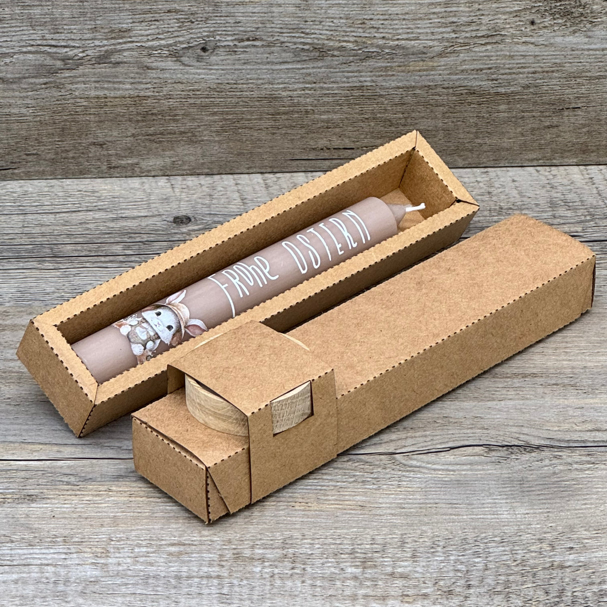 Die Stabkerze „Frohe Ostern“ ist eine charmante Geschenkidee für Großeltern, Freundinnen oder Paten – perfekt für Ostern oder als Mitbringsel für ein Osterfrühstück. Der fröhliche Osterhase auf der Kerze verbreitet festliche Stimmung, die optionale Geschenkverpackung macht sie präsentationsfertig. Mit Holzkerzenständer einsetzbar. Ein liebevolles, dekoratives Präsent, das Freude und Osterstimmung vereint.