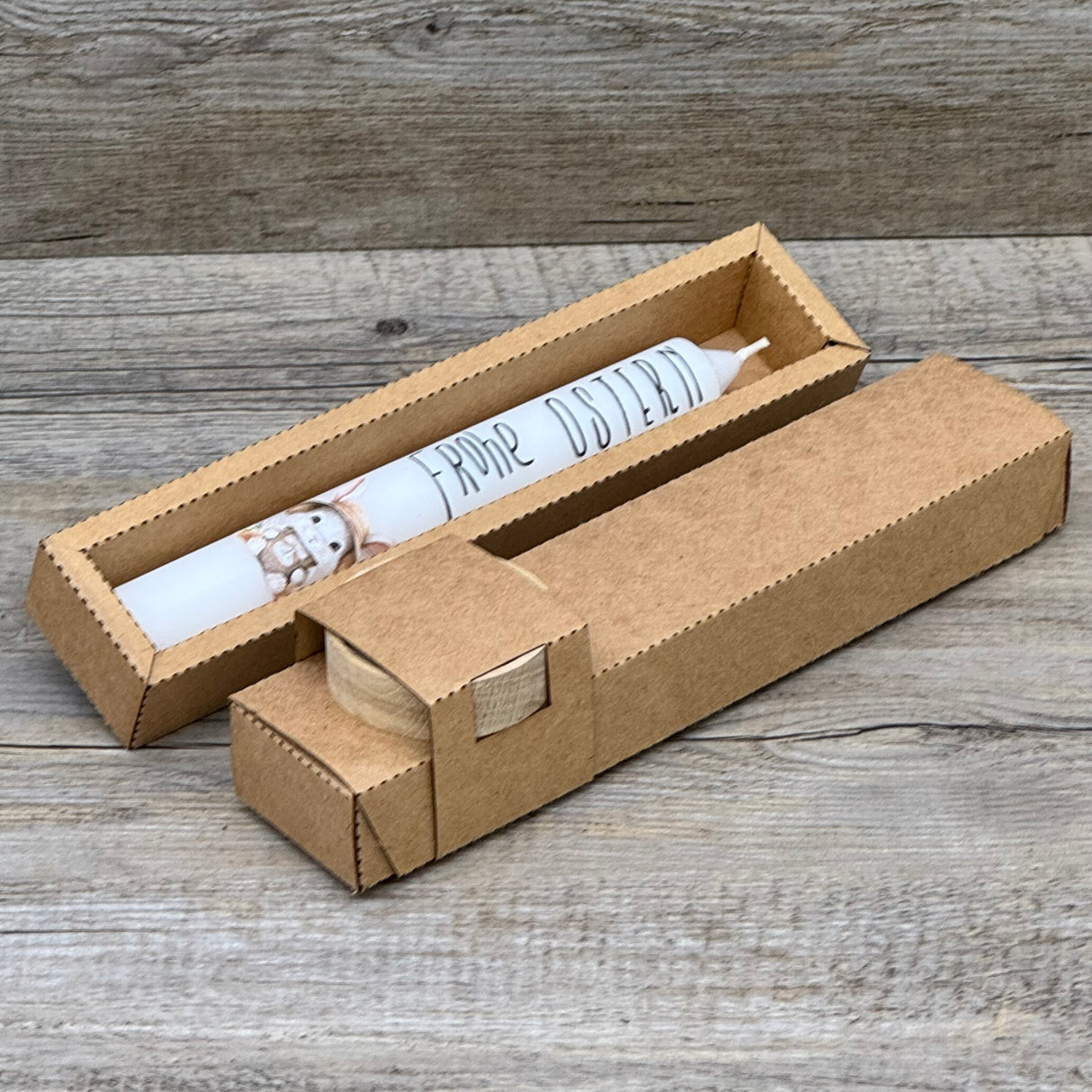 Diese weiße Stabkerze mit fröhlichem Osterhasen und Schriftzug „Frohe Ostern“ ist das perfekte Geschenk für Familie, Freunde oder Kinder – ideal als kleine Aufmerksamkeit zu Ostern. Optional mit Geschenkverpackung und Holzkerzenständer erhältlich. Sie bringt festliche Stimmung in jedes Zuhause und zaubert ein Lächeln auf die Gesichter deiner Liebsten. Dekorativ, hochwertig und liebevoll gestaltet. Ein kleines Geschenk voller Freude und Osterzauber.
