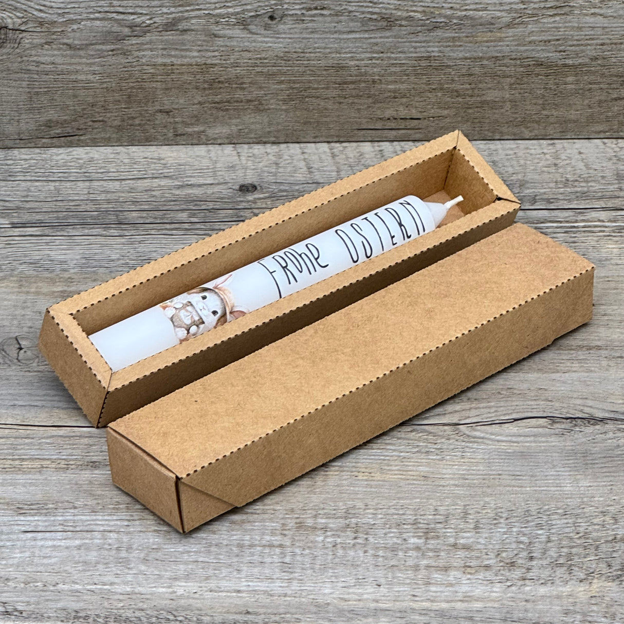 Dieses stilvolle Kerzenpräsent eignet sich auch hervorragend als Firmengeschenk oder Oster-Mitbringsel für Kollegen, Mitarbeiter oder Geschäftspartner. Die Stabkerze mit Osterhasenmotiv und Schriftzug „Frohe Ostern“ sorgt für festliche Atmosphäre. Optional mit Holzkerzenständer und Geschenkverpackung kombinierbar. Dekorativ, hochwertig und liebevoll. Ein stimmungsvolles Geschenk, das Wertschätzung und Freude zum Osterfest ausdrückt.