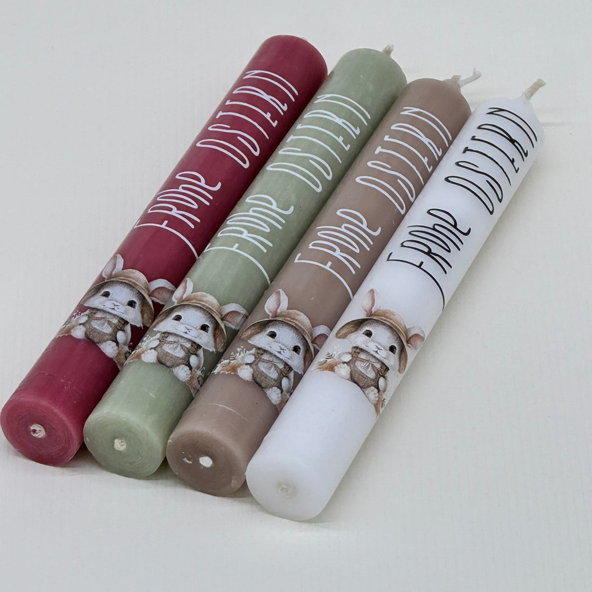 Dieses stilvolle Kerzenpräsent eignet sich auch hervorragend als Firmengeschenk oder Oster-Mitbringsel für Kollegen, Mitarbeiter oder Geschäftspartner. Die Stabkerze mit Osterhasenmotiv und Schriftzug „Frohe Ostern“ sorgt für festliche Atmosphäre. Optional mit Holzkerzenständer und Geschenkverpackung kombinierbar. Dekorativ, hochwertig und liebevoll. Ein stimmungsvolles Geschenk, das Wertschätzung und Freude zum Osterfest ausdrückt.