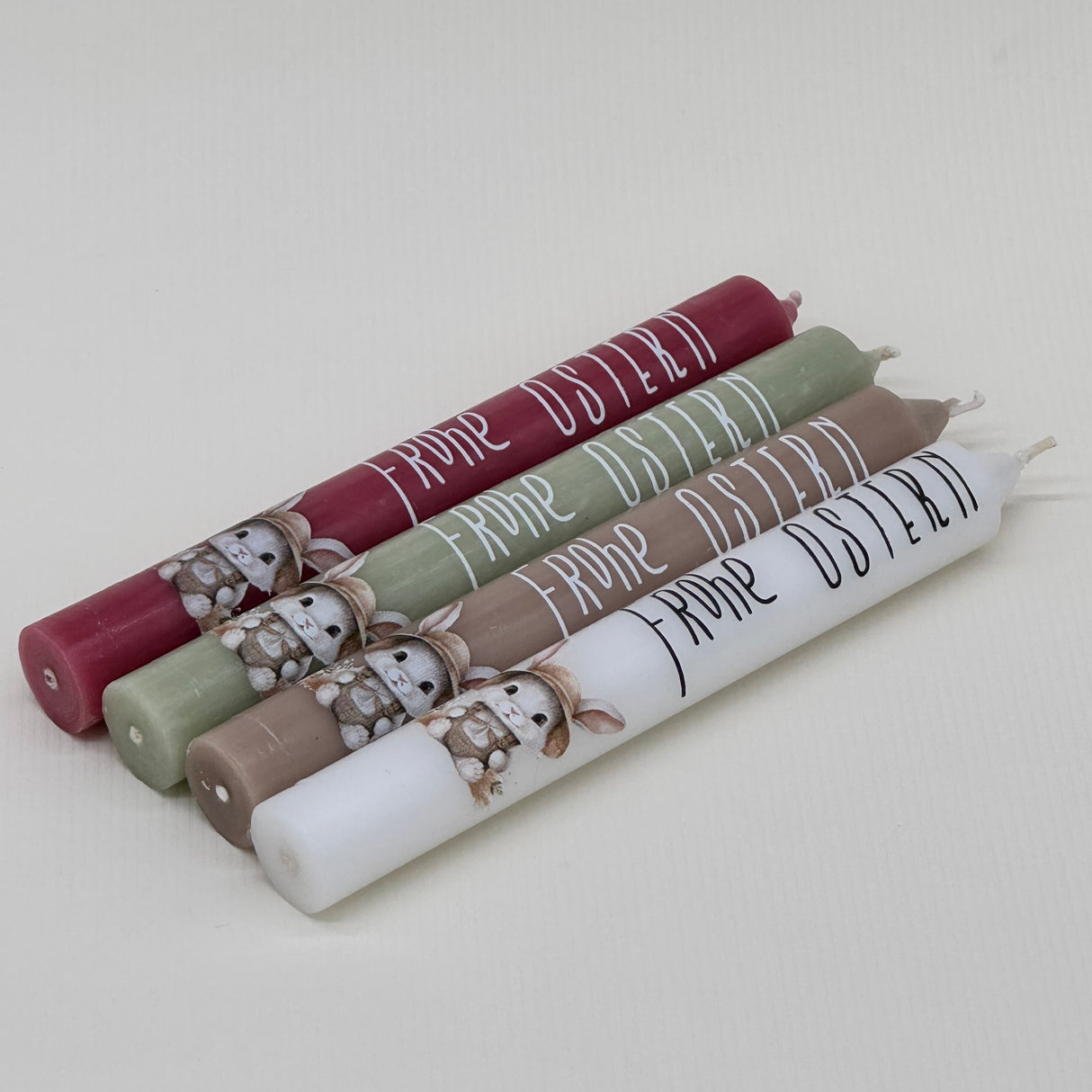 Dieses stilvolle Kerzenpräsent eignet sich auch hervorragend als Firmengeschenk oder Oster-Mitbringsel für Kollegen, Mitarbeiter oder Geschäftspartner. Die Stabkerze mit Osterhasenmotiv und Schriftzug „Frohe Ostern“ sorgt für festliche Atmosphäre. Optional mit Holzkerzenständer und Geschenkverpackung kombinierbar. Dekorativ, hochwertig und liebevoll. Ein stimmungsvolles Geschenk, das Wertschätzung und Freude zum Osterfest ausdrückt.